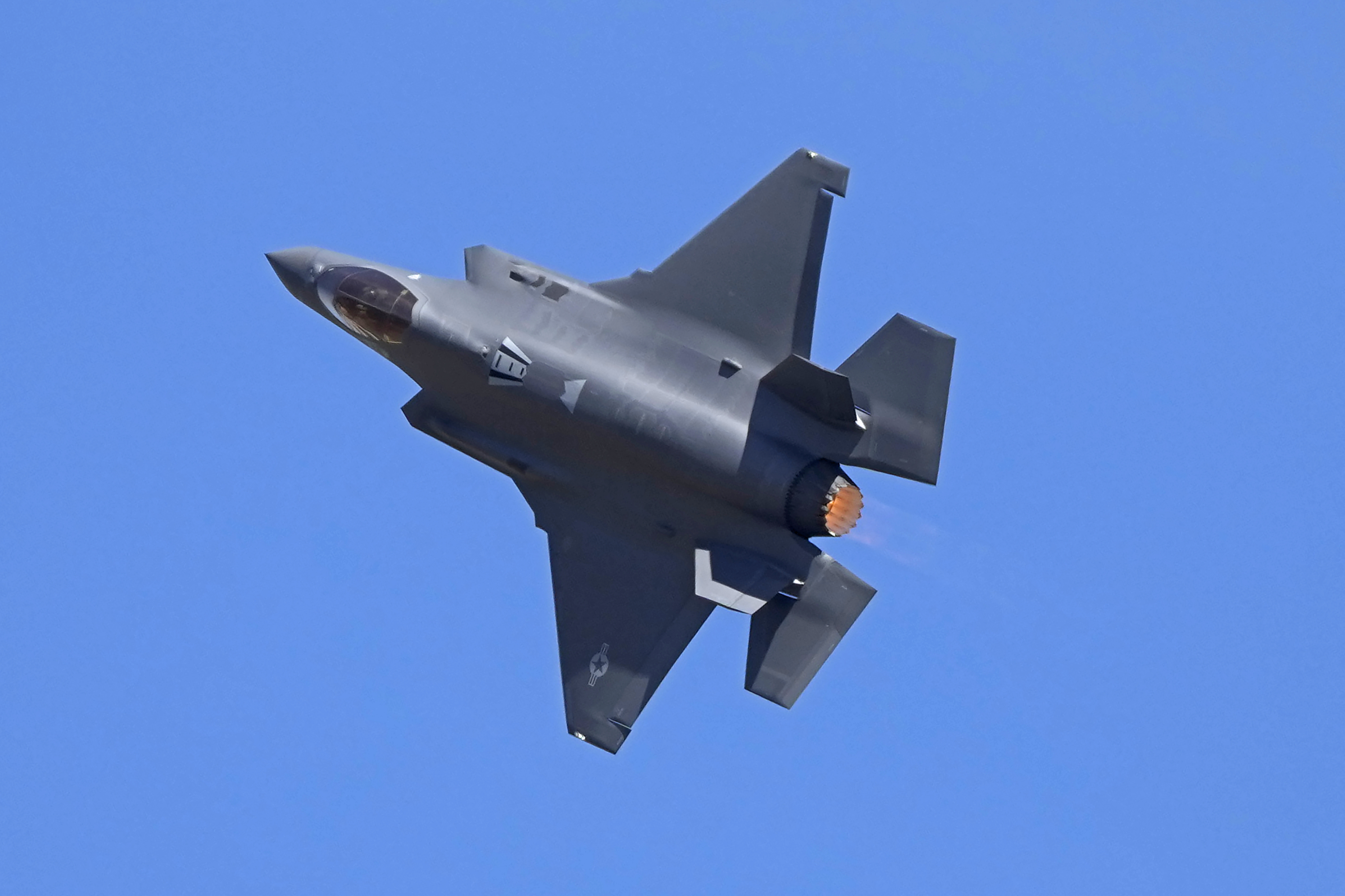 EE.UU. desmiente que Irán destruyera tres de sus aviones caza F-35 y violara el bloqueo naval
