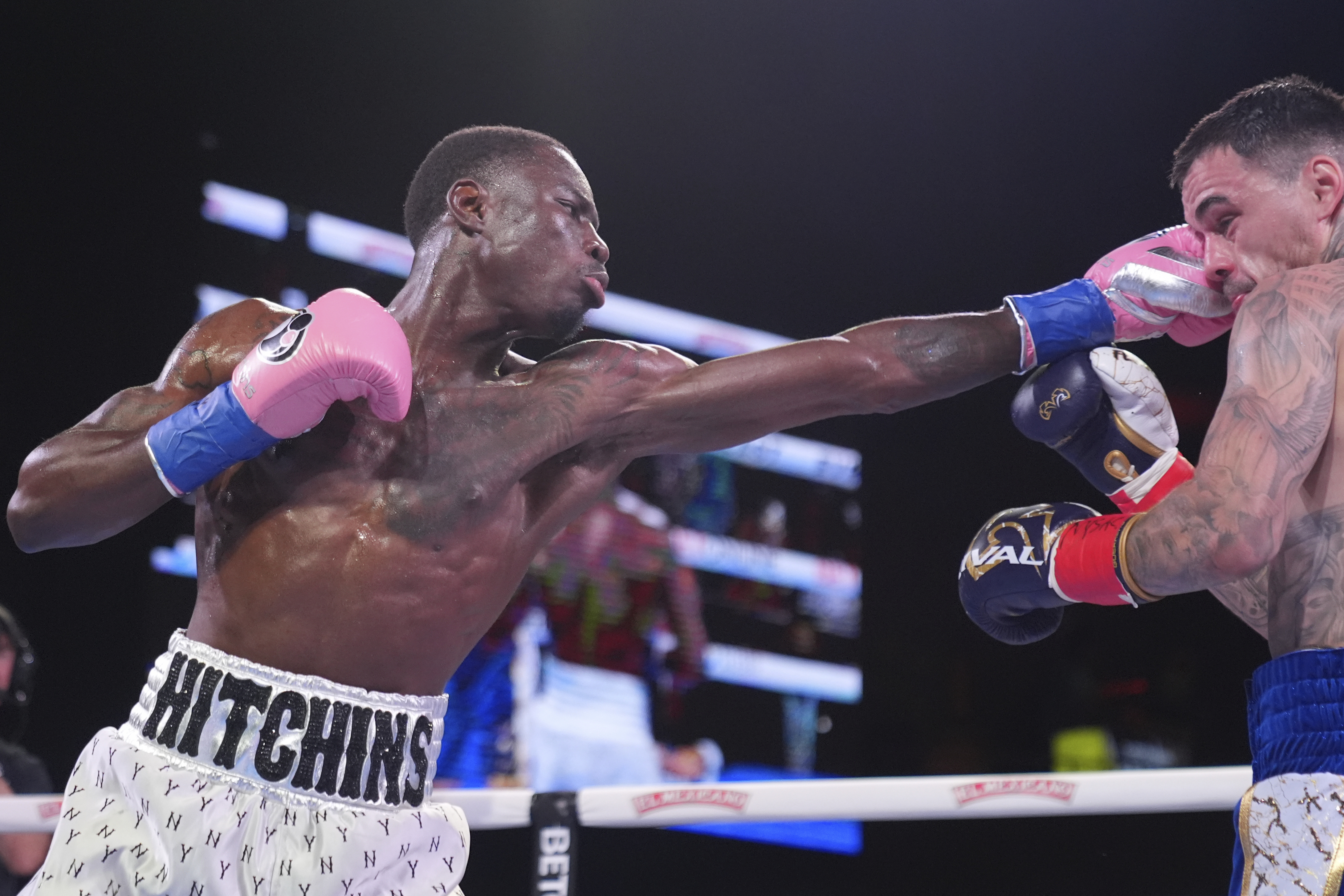 Richardson Hitchins se retracta de su arremetida en contra del Canelo Álvarez
