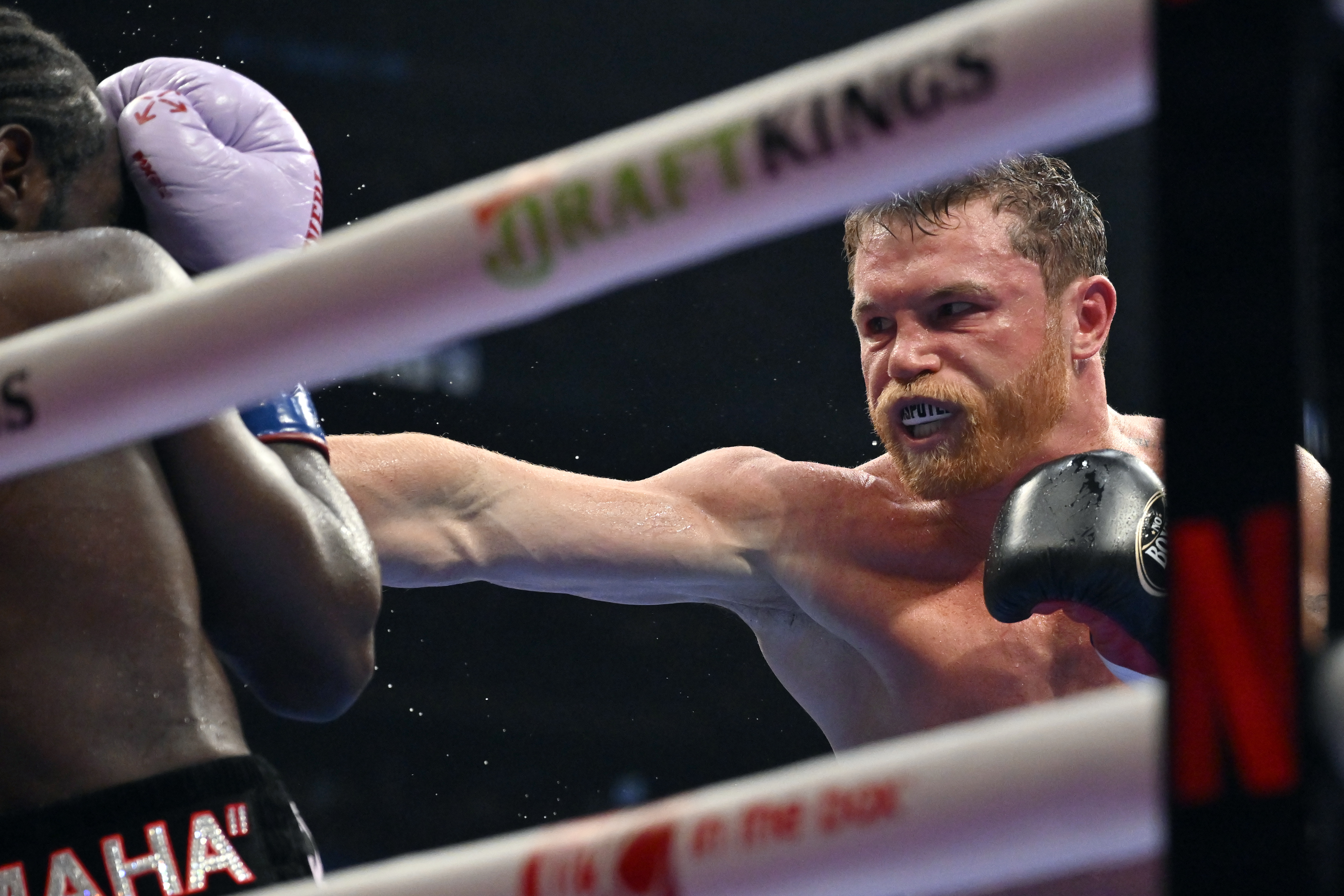 Canelo Álvarez “entierra” su última derrota y dice que no le preocupa su ego