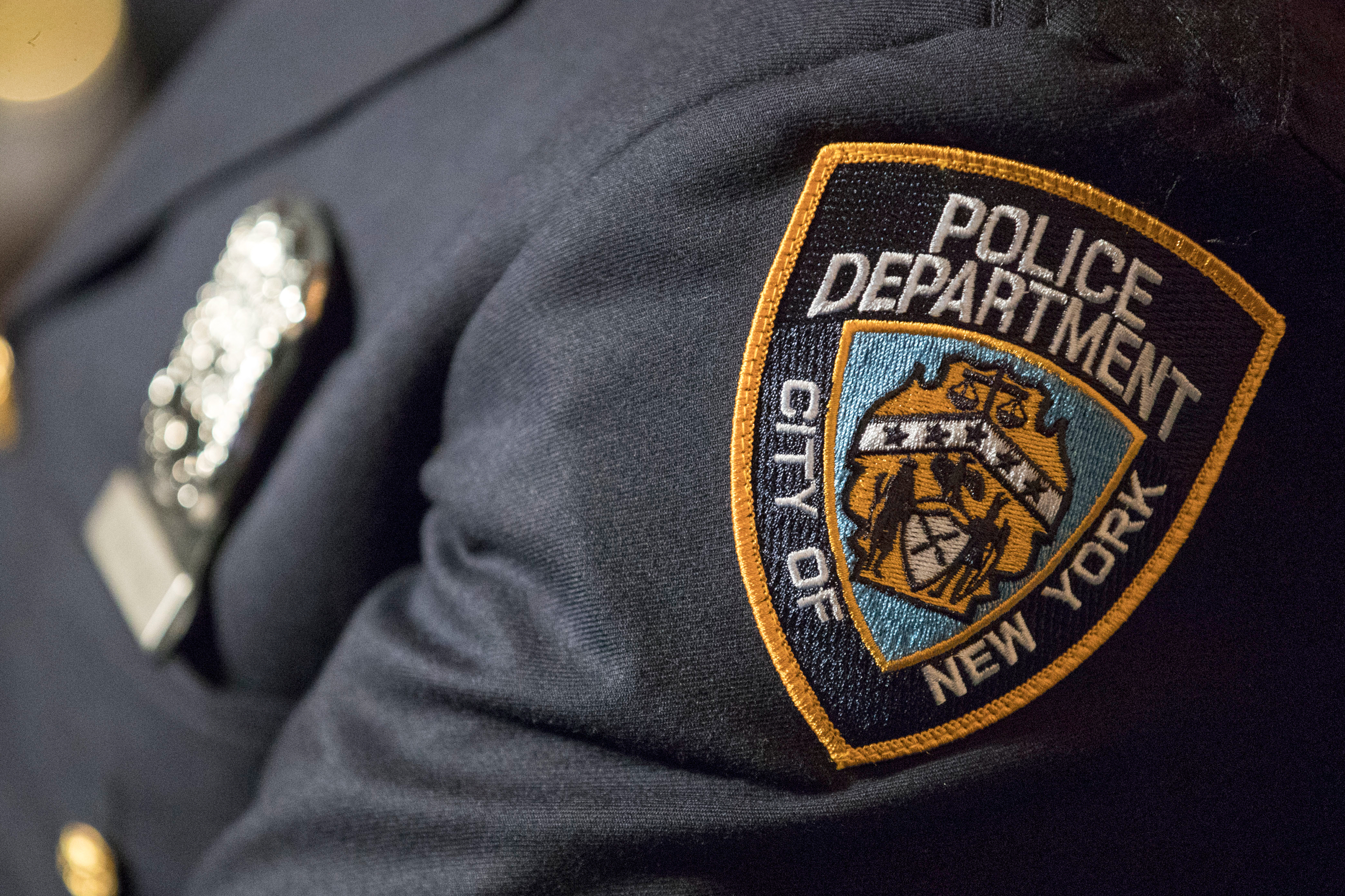 Policía novato de Nueva York es sospechoso de dispararle fatalmente a su hermano en el ojo