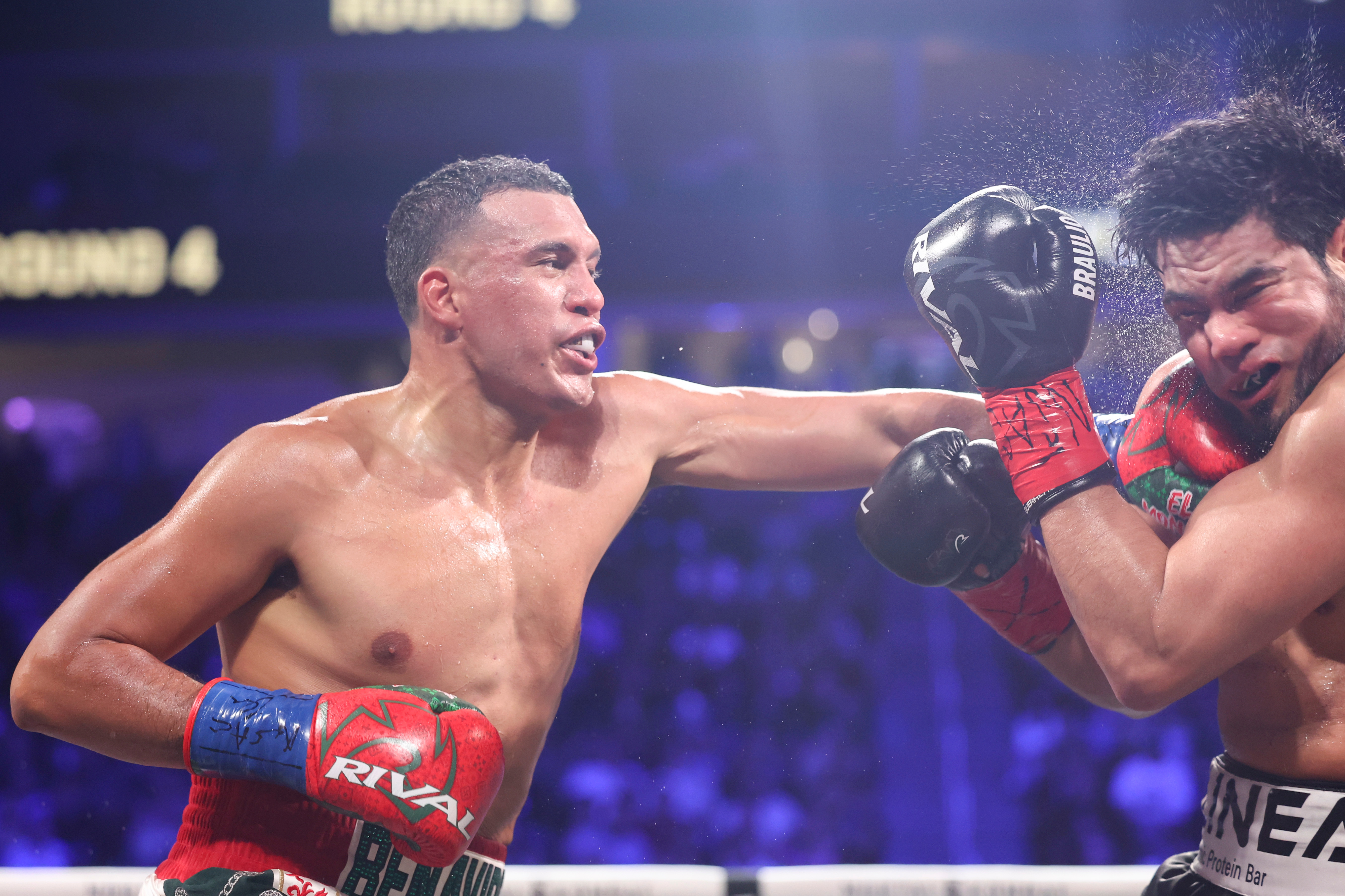 David Benavídez es alabado por Floyd Mayweather Jr.
