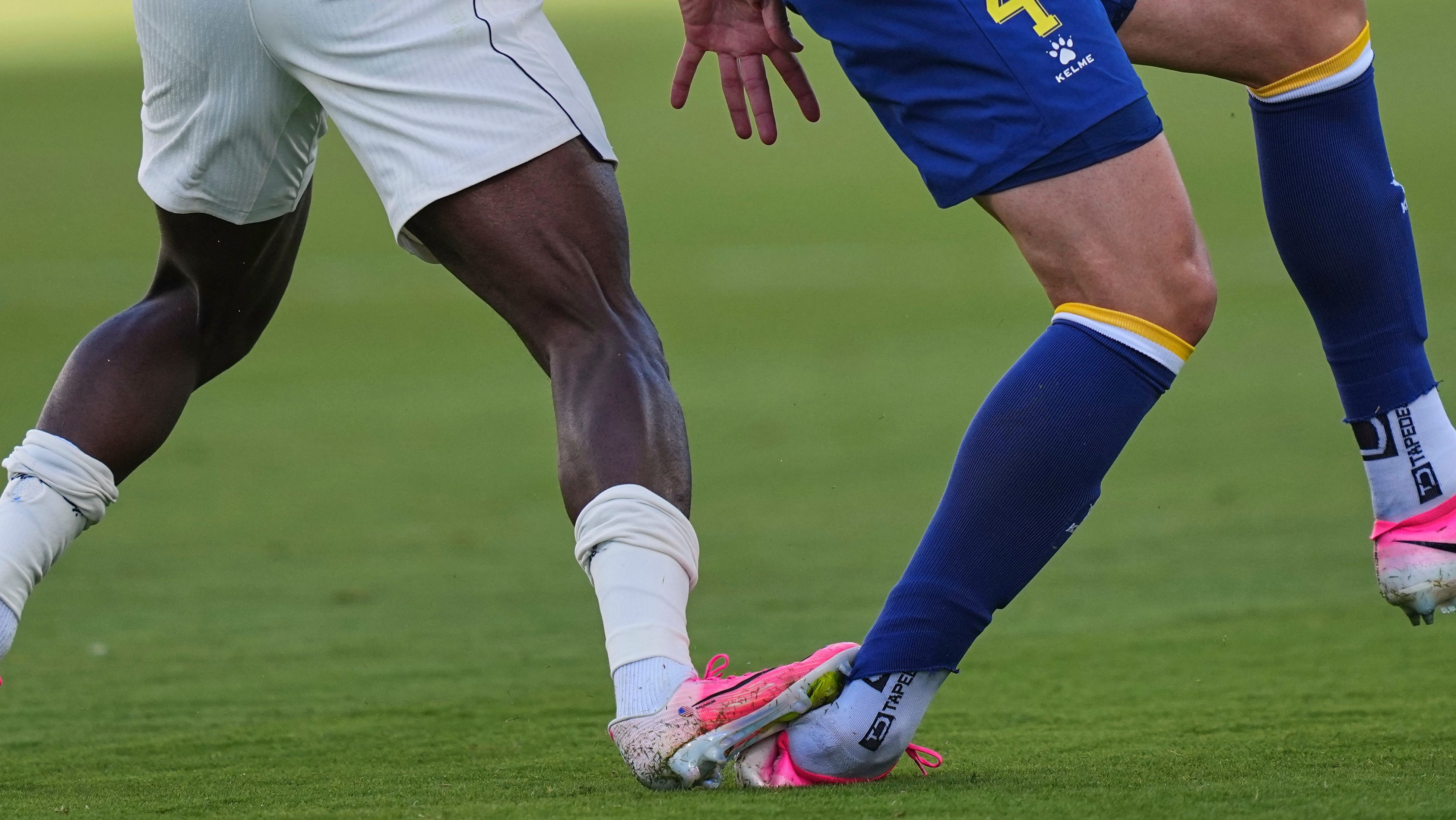 Misma falta de Messi y Balogun, distino criterio del arbitraje: Estados Unidos pierde a su goleador