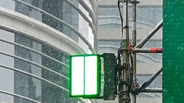 Un hincha mexicano monta en bicicleta, decorada con la bandera mexicana.