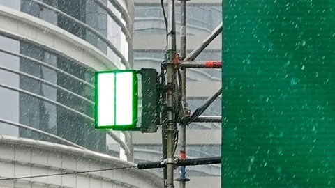 Un hincha mexicano monta en bicicleta, decorada con la bandera mexicana.
