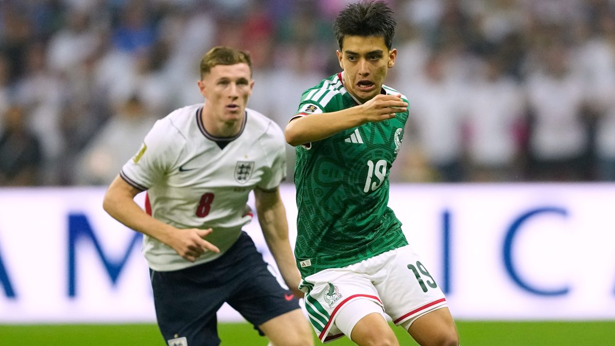 Kun Agüero le ofrece consejos a Gilberto Mora