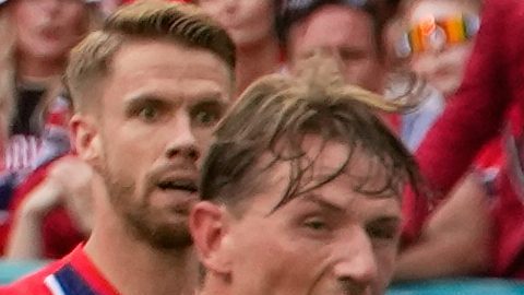 England's Jude Bellingham, bottom left, scores his side's first goal against Norway goalkeeper Oerjan Nyland during the World Cup quarterfinal soccer match in Miami Gardens, Fla., Saturday, July 11, 2026. (AP Photo/Lynne Sladky)