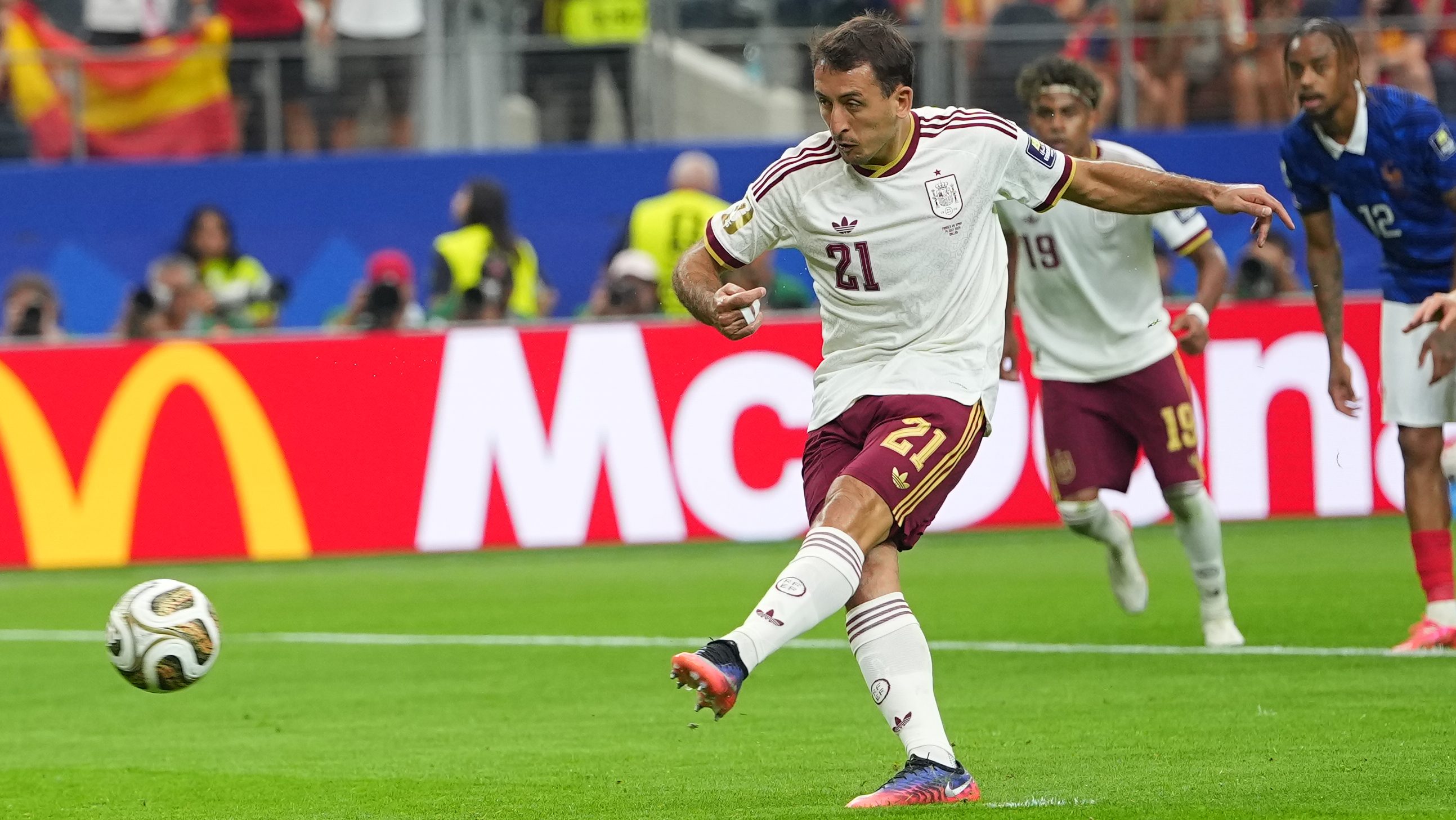 Mikel Oyarzabal hace historia contra Francia y se pone a la par de Emilio Butragueño y David Villa