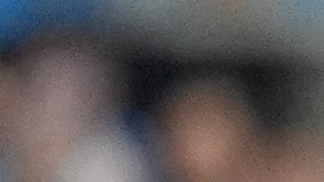 Giuliano Simeone (17) disputa un balón con Djed Spence.