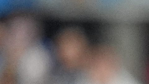 Giuliano Simeone (17) disputa un balón con Djed Spence.