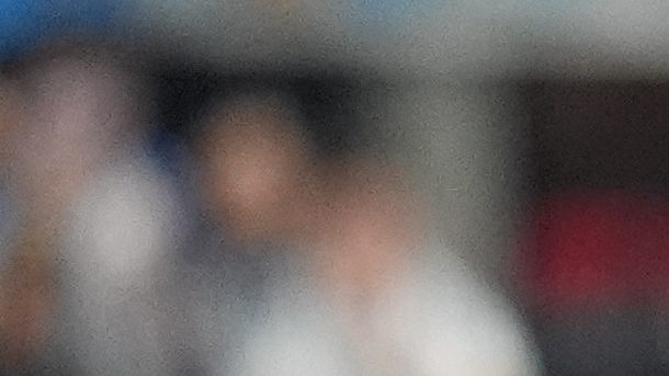 Giuliano Simeone (17) disputa un balón con Djed Spence.