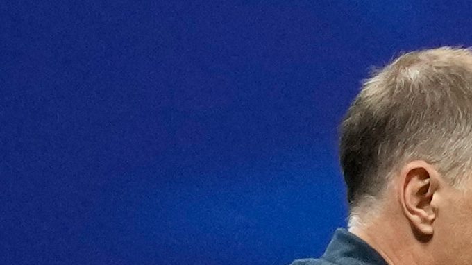 Thomas Tuchel da instrucciones a Jude Bellingham durante el partido contra Argentina.