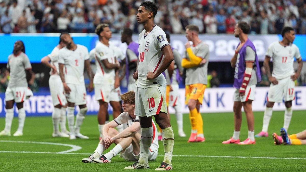 Frustración total: Bellingham agredió al ‘Colo’ Barco en el Argentina-Inglaterra.