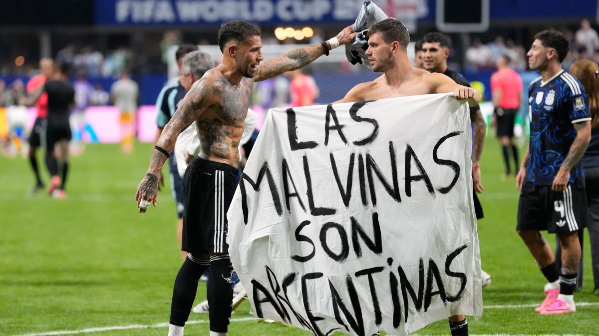 Piden a la FIFA investigar a la selección de Argentina por posar con una pancarta en apoyo a las Malvinas
