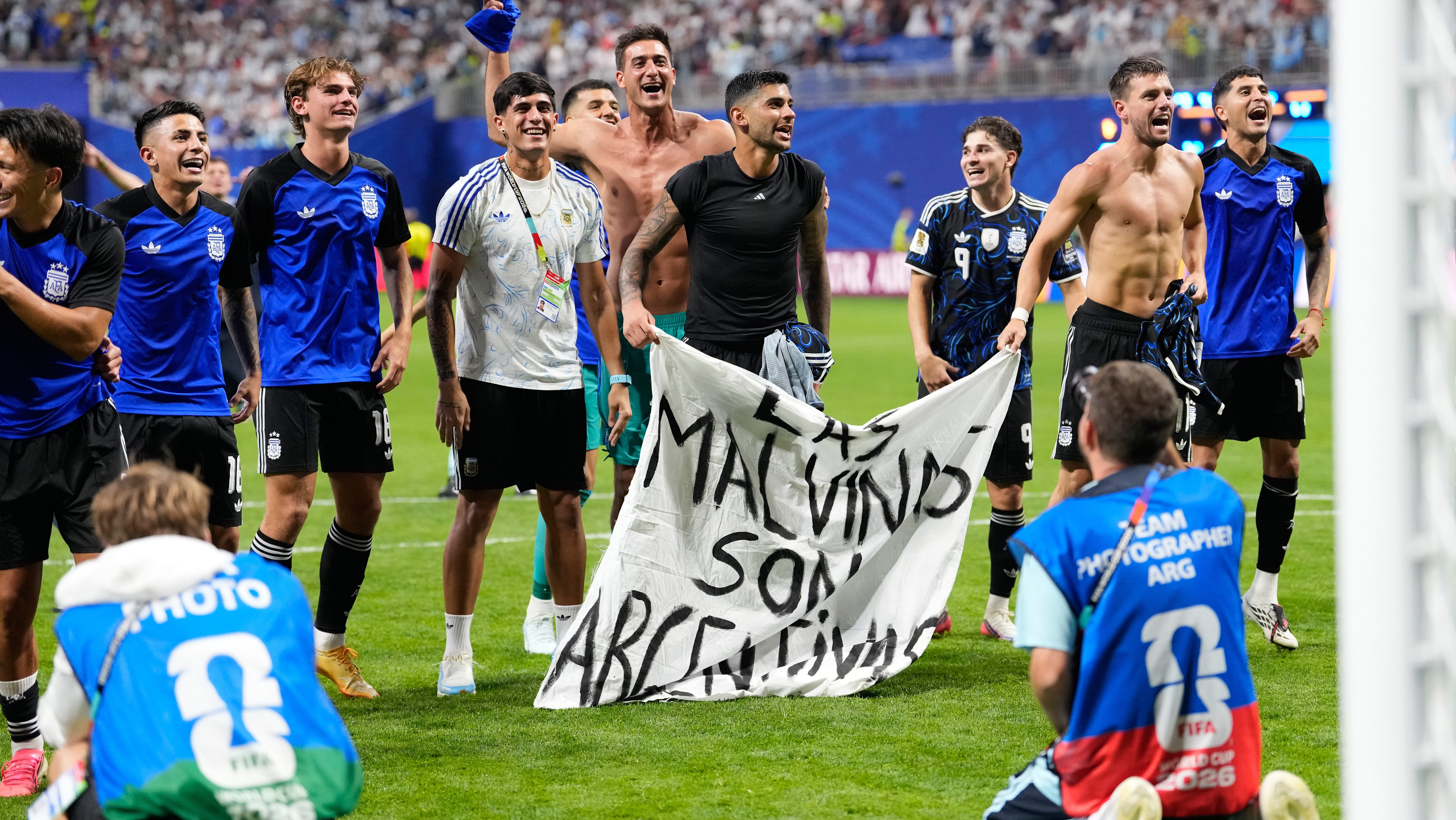 Máxima tensión en la Premier League: El pedido extremo tras la polémica pancarta de los jugadores argentinos