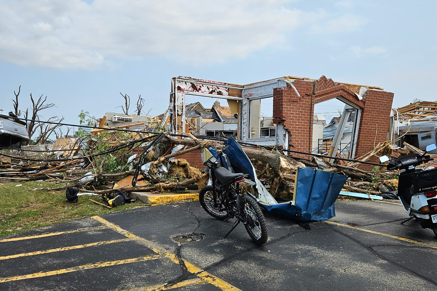 Wisconsin declara estado de emergencia tras un tornado que devastó comunidades y dejó graves daños