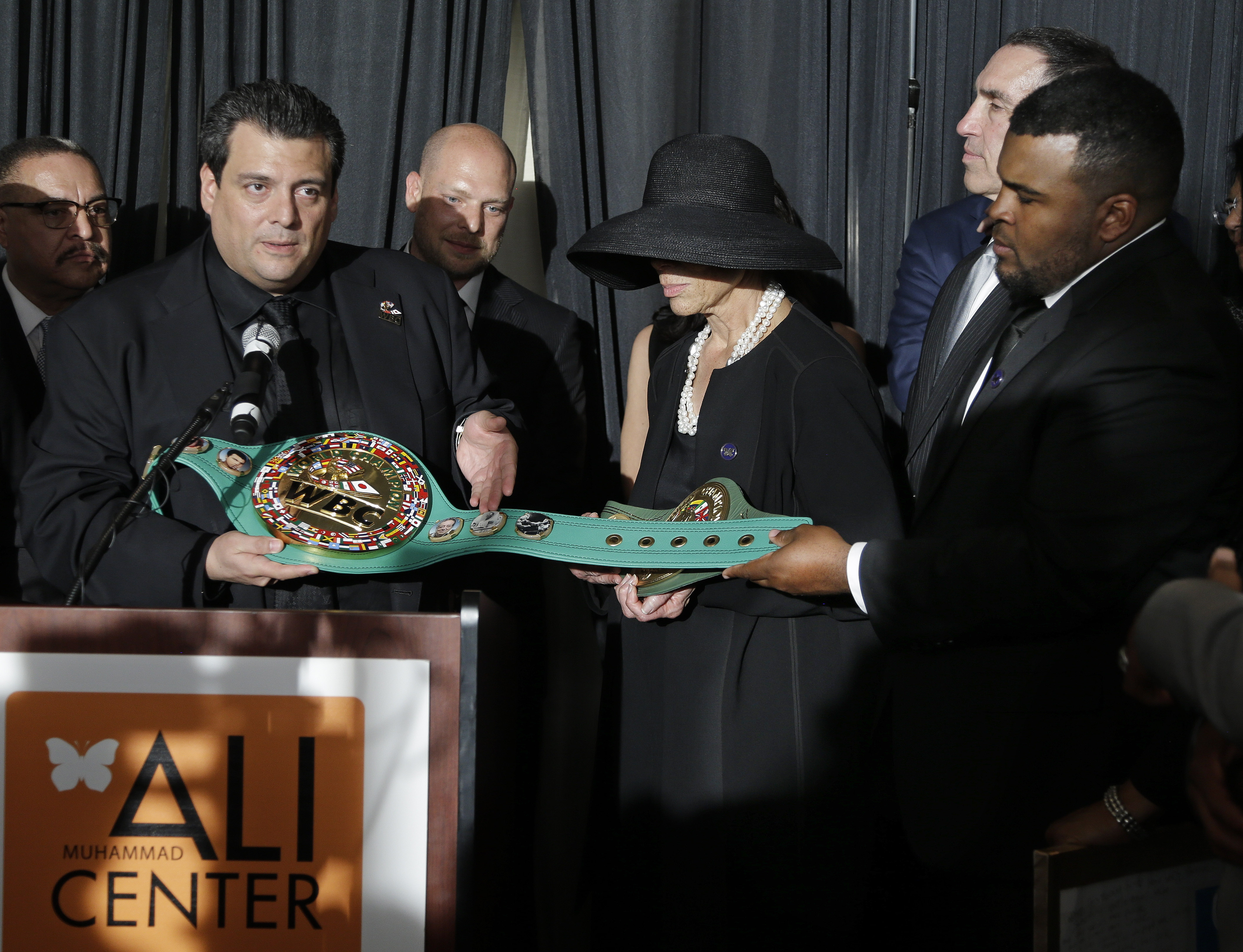 Mauricio Sulaimán considera que postura de Zuffa Boxing se va desvaneciendo