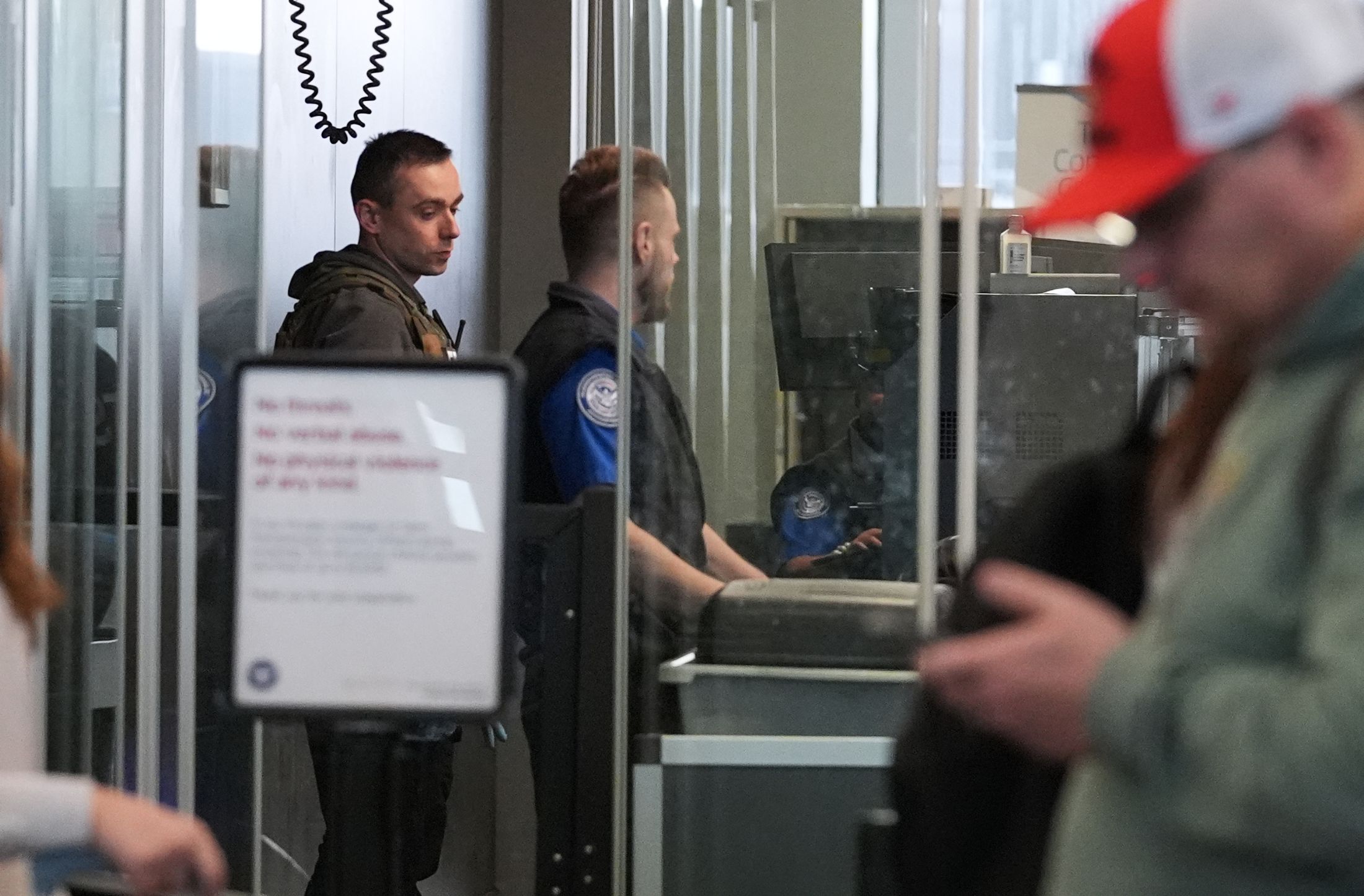 ICE y TSA fortalecen operativo en aeropuertos para localizar y detener a inmigrantes, según fuentes