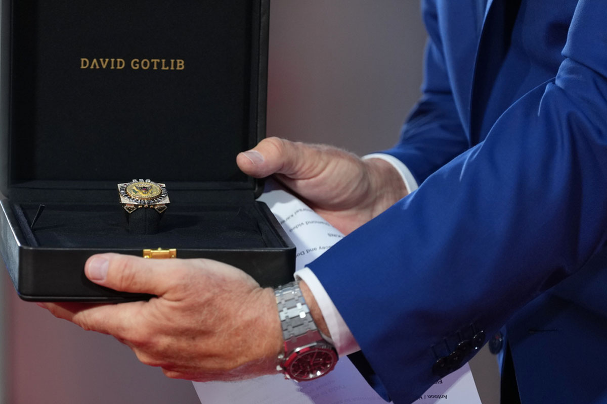 Joyeros belgas le obsequian a Donald Trump un impresionante anillo plagado de diamantes