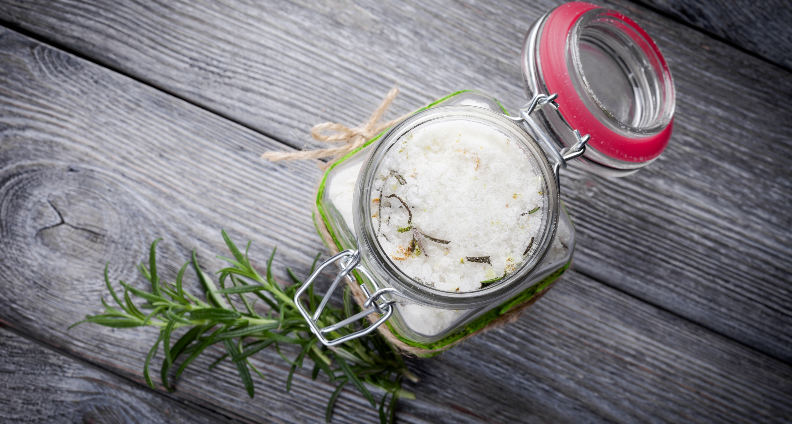 Bicarbonato de sodio y romero, un remedio natural para cuidar el cabello y oscurecer las canas