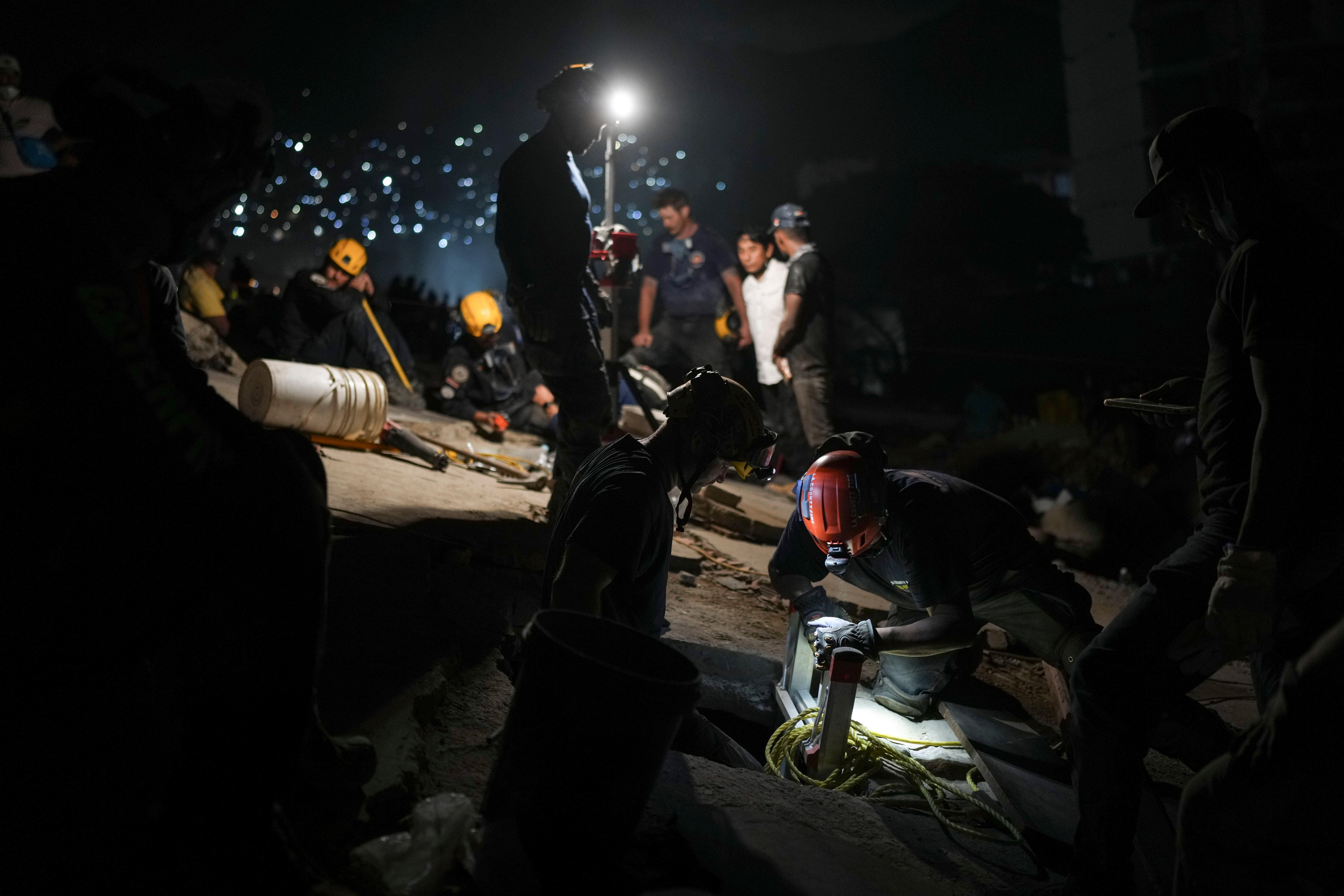 Bomberos de Los Ángeles regresan tras rescatar a víctimas en Venezuela