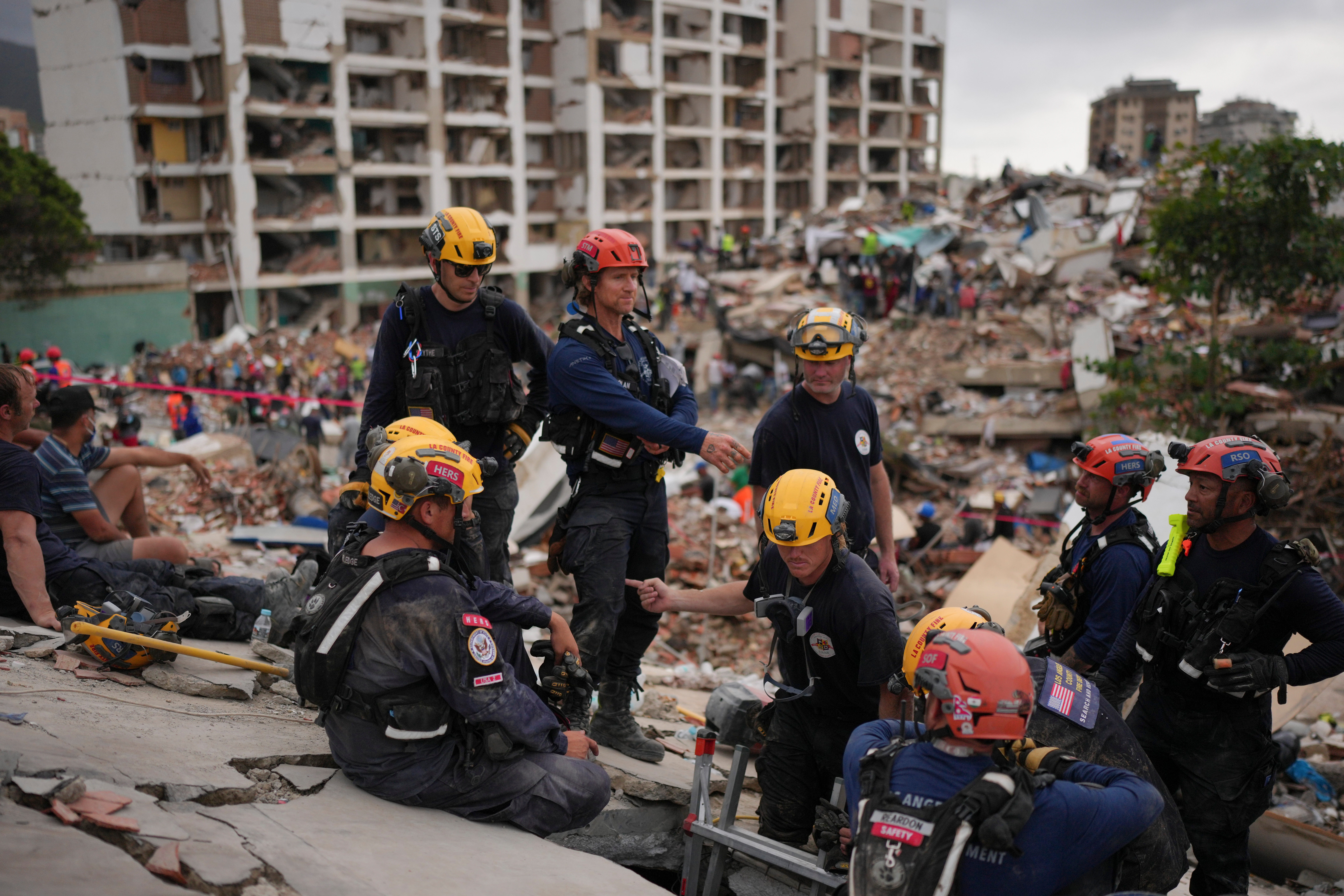 Bomberos de Los Ángeles tienen esperanza de rescatar más víctimas en Venezuela