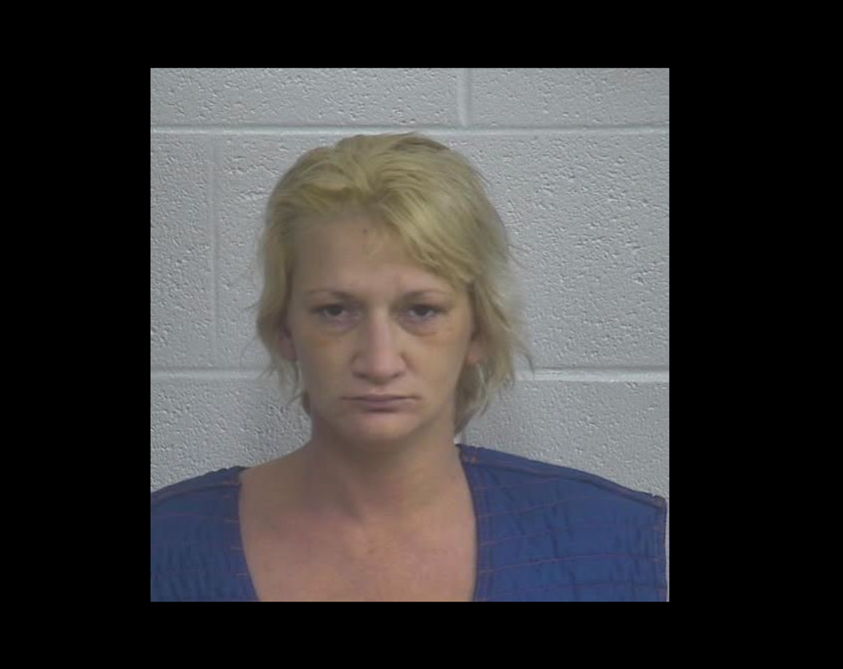 Mujer de Kentucky acusada de encerrar a un anciano dentro de un auto bajo calor extremo porque no quiso comprarle cigarrillos