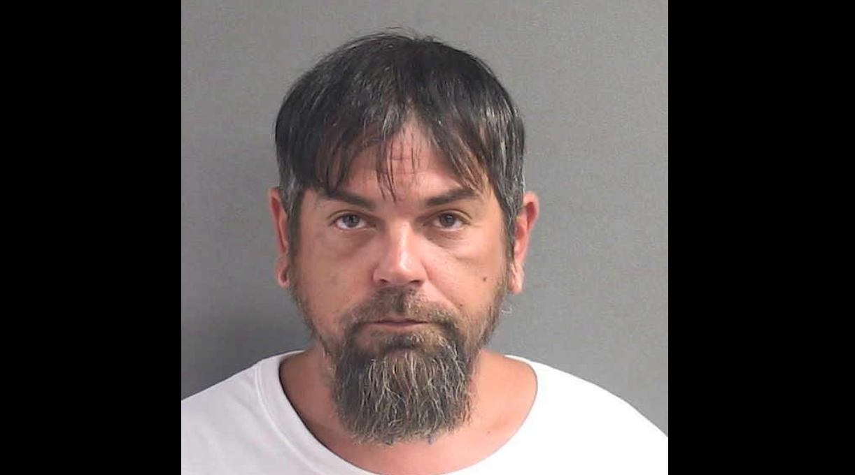 Hombre de Florida es acusado de someter a dos menores a castigos extremos y privarlos de comida y agua