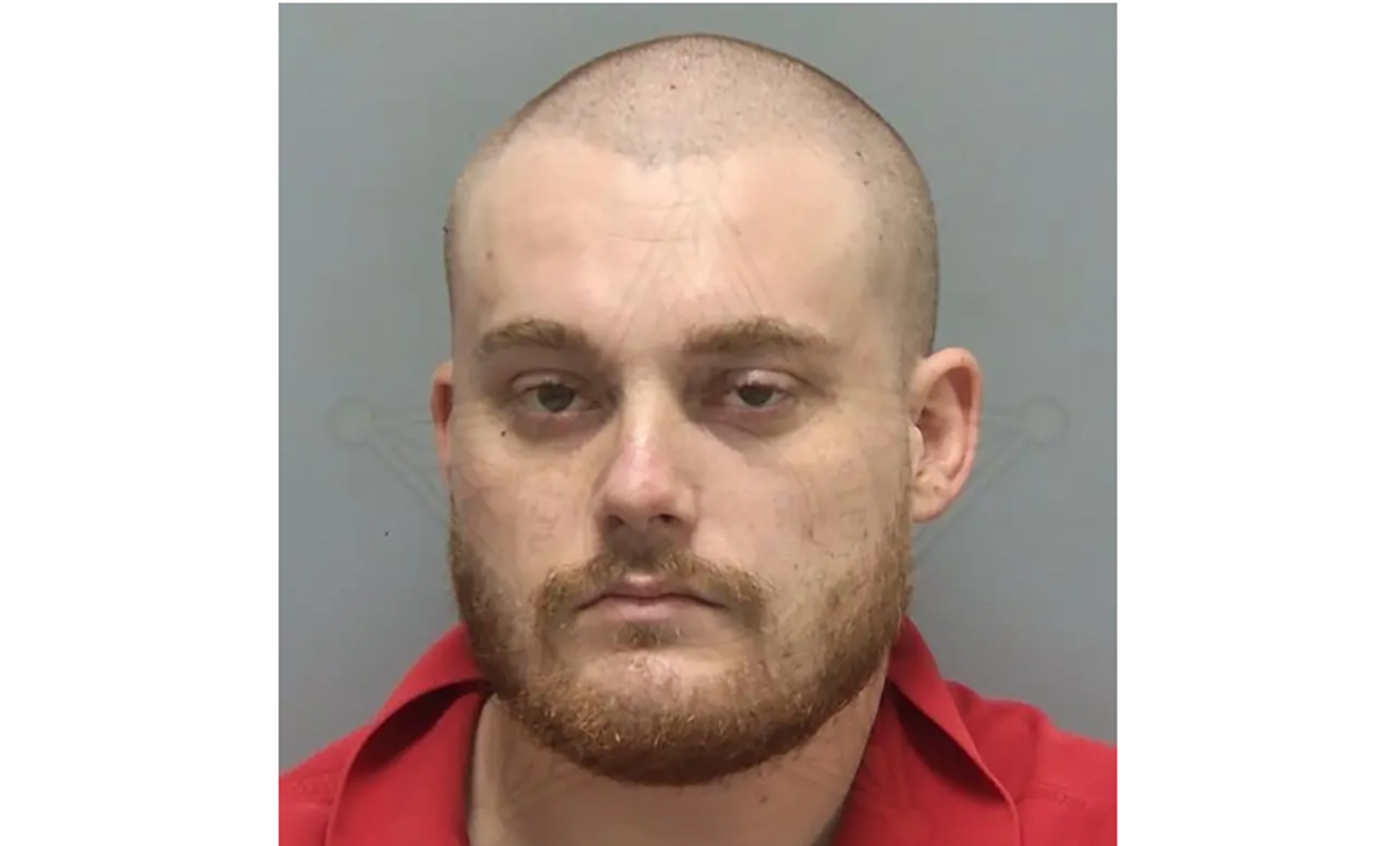 Hombre de Florida es acusado de matar a su madre y prenderle fuego al cuerpo: dijo que “quería ser cremada”