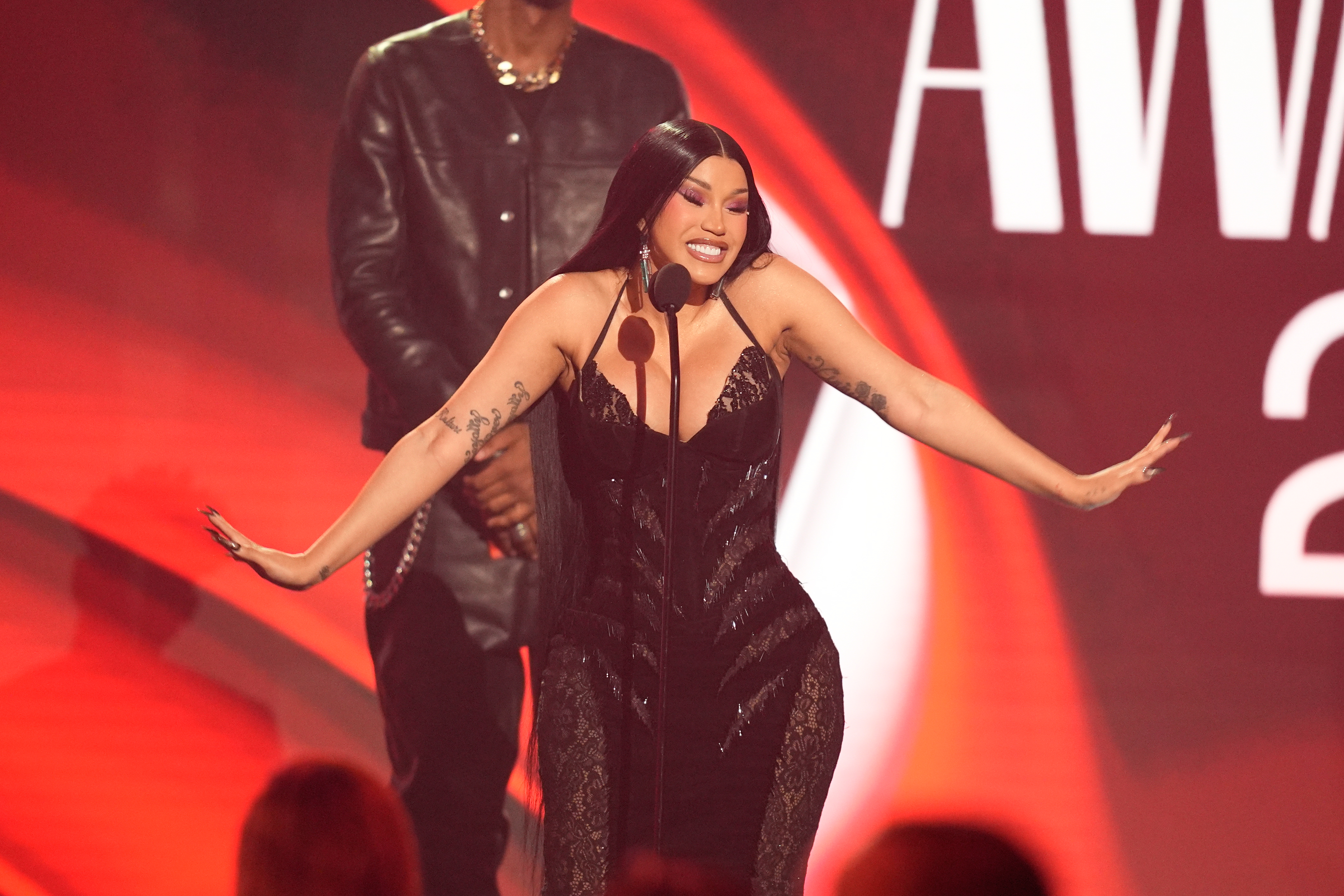 Cardi B es vista cenando con la estrella del fútbol Maduka Okoye y desata rumores de relación