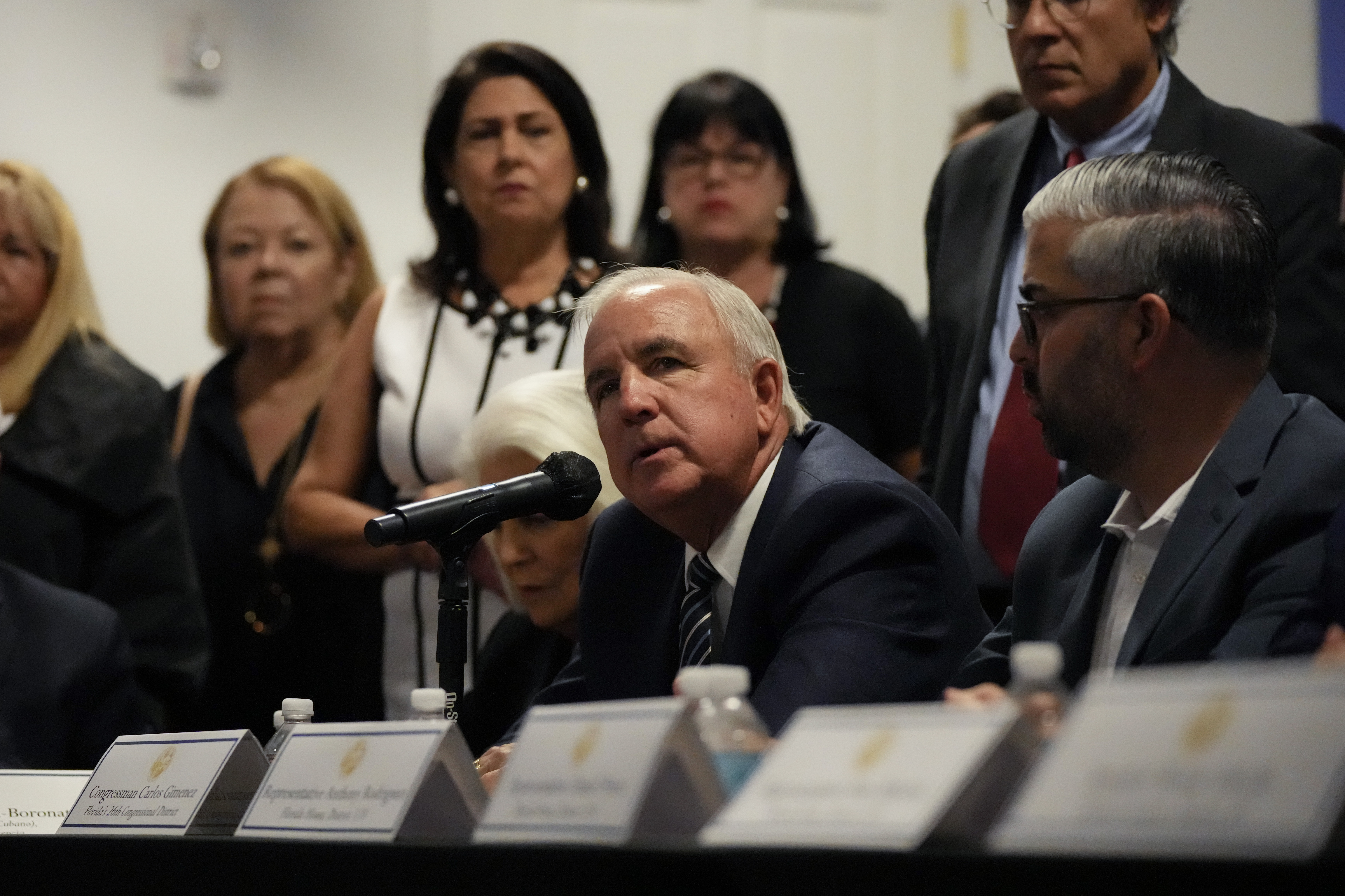 Congresista republicano acusa a Sheinbaum de desafiar política de Trump hacia Cuba