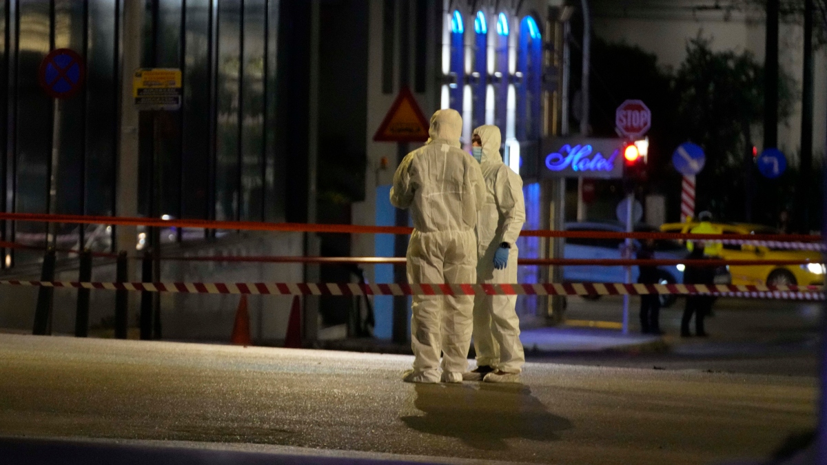 Una mujer que viajó de EE.UU. a Grecia fue hallada sin vida dentro de una maleta en un edificio abandonado