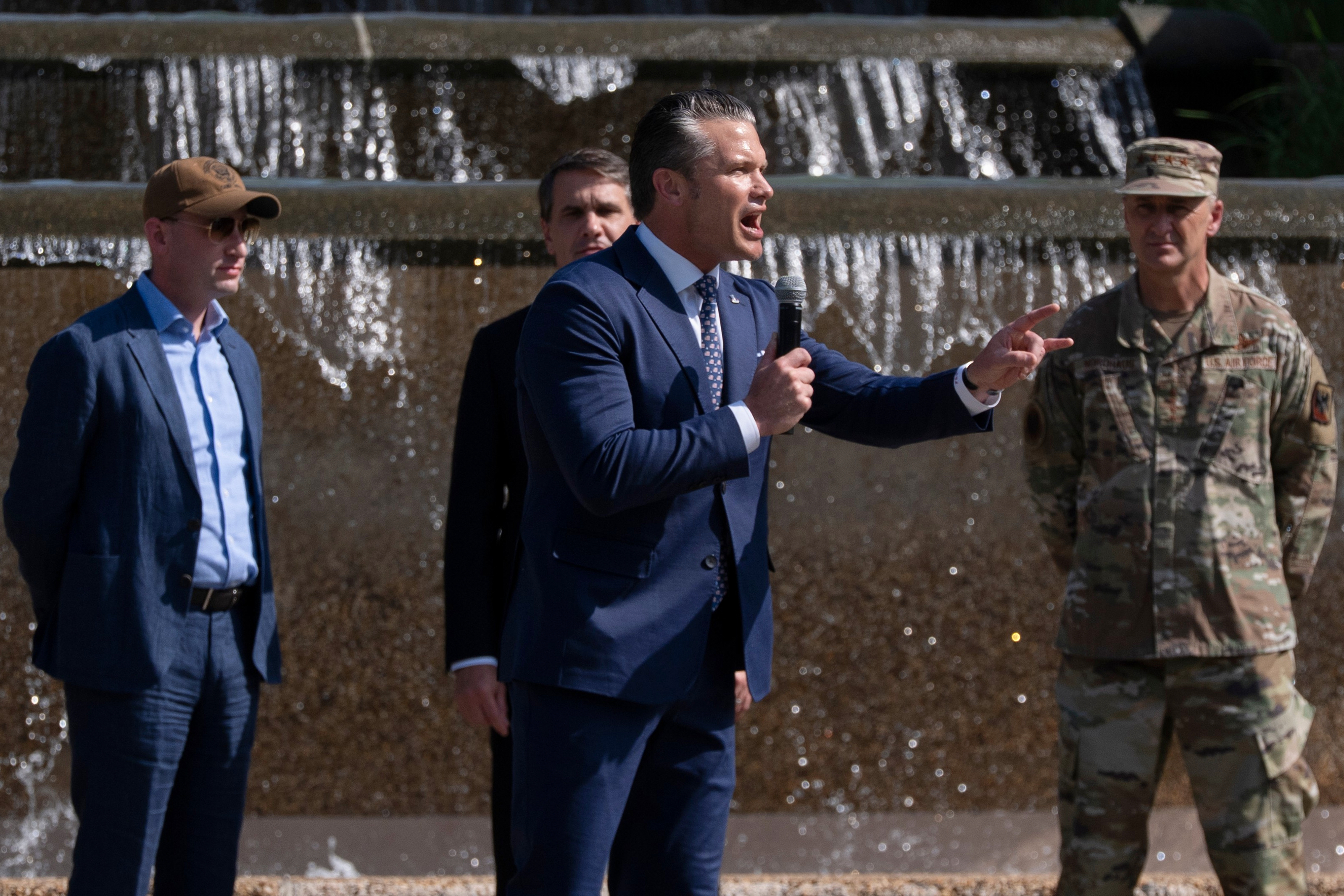 DOJ y Pentágono crean grupo de trabajo para enjuiciar y perseguir filtraciones a la prensa, anuncia Pete Hegseth