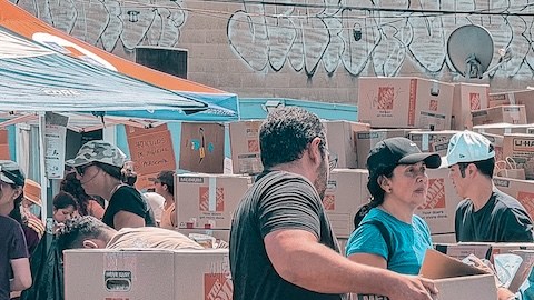 Los venezolanos del Área de la Bahía se han unido para enviar ayuda a sus compatriotas. En un centro de acopio en Oakland, cerca de 1,000 cajas de 50 libras aguardaban su envío el 5 de julio.