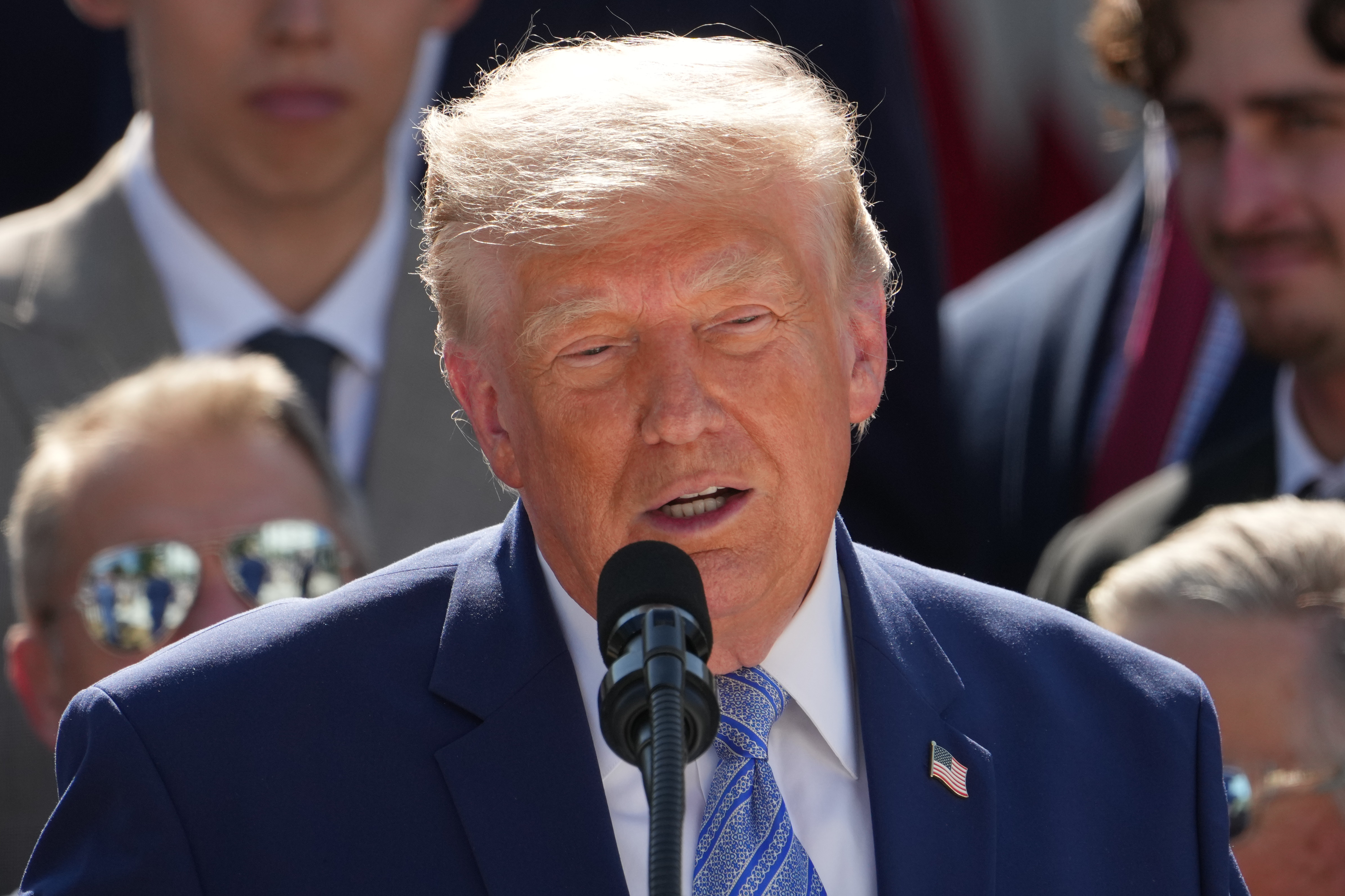 Trump anuncia aranceles de 10 y 12.5% a 60 países; México está incluido