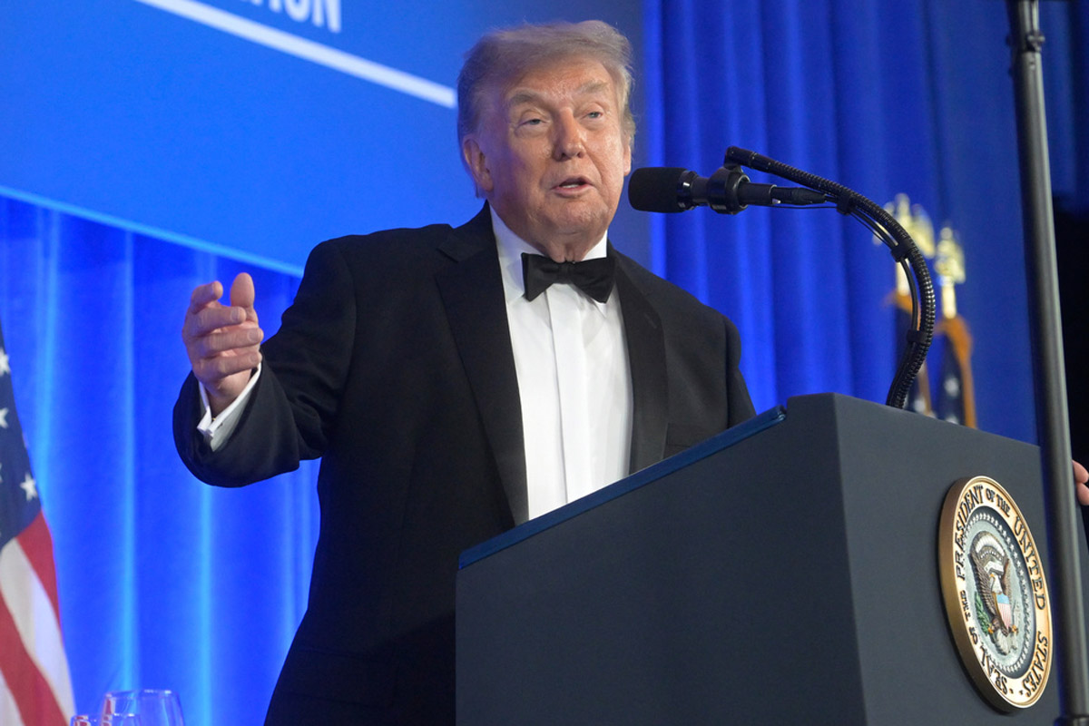 Trump bromea durante la cena de corresponsales de la Casa Blanca con la idea de prolongar su mandato