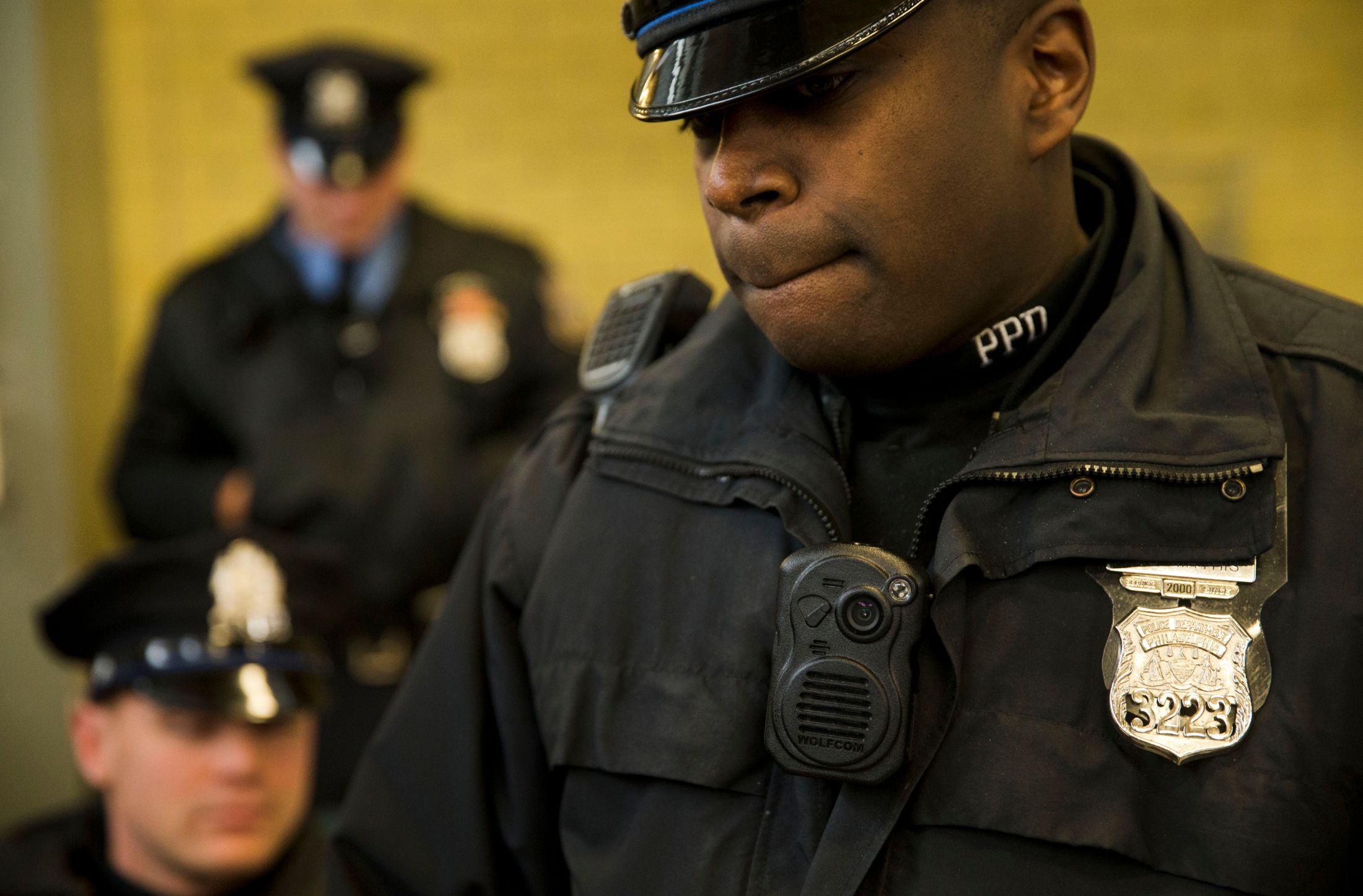 ICE ordena cámaras corporales en todos los equipos de arresto tras dos tiroteos fatales