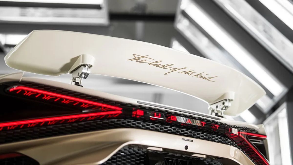 Bugatti entrega el Mistral que despide al legendario W16