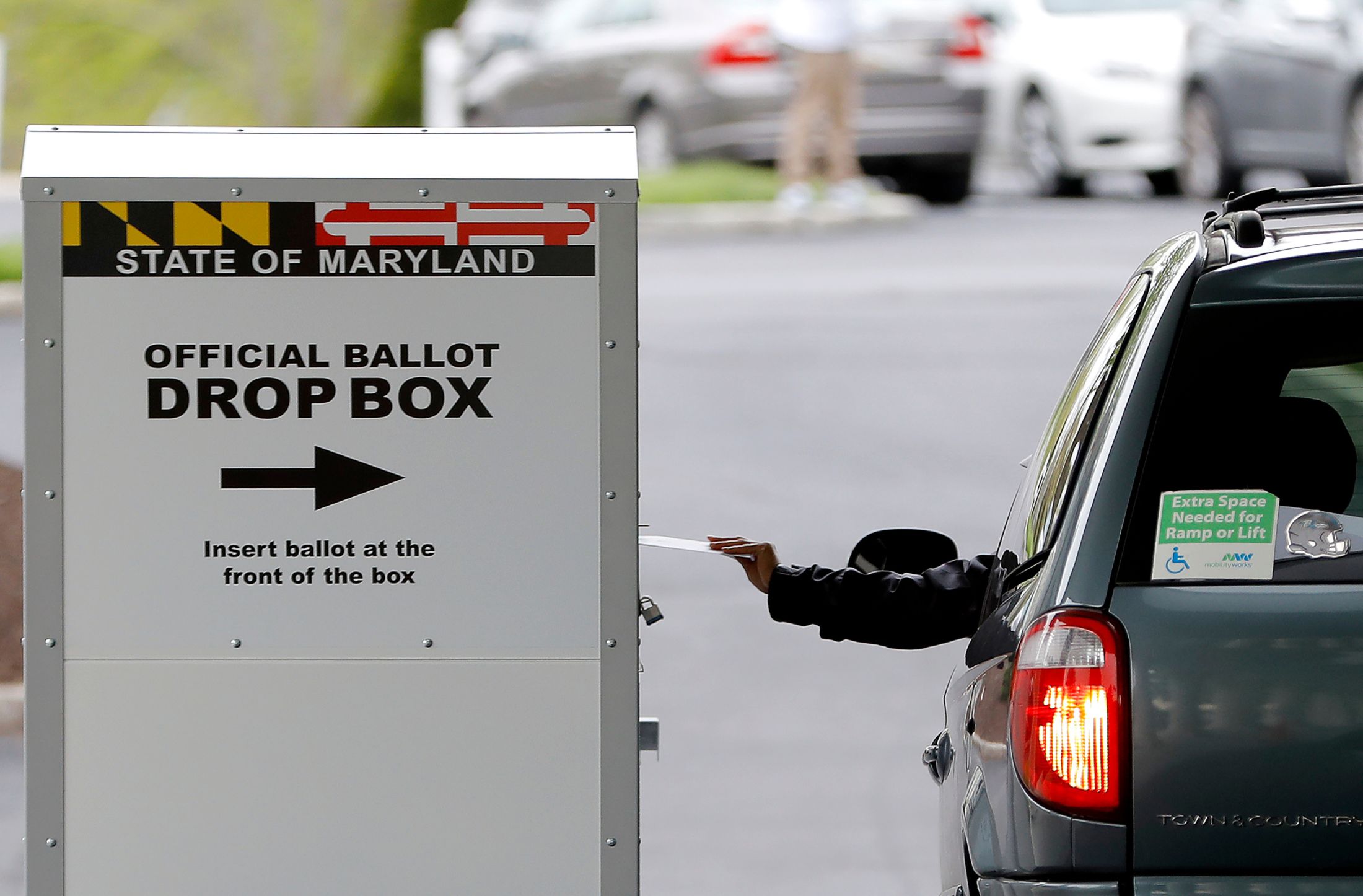 Tribunal da triunfo provisional a Trump en disputa por el voto por correo