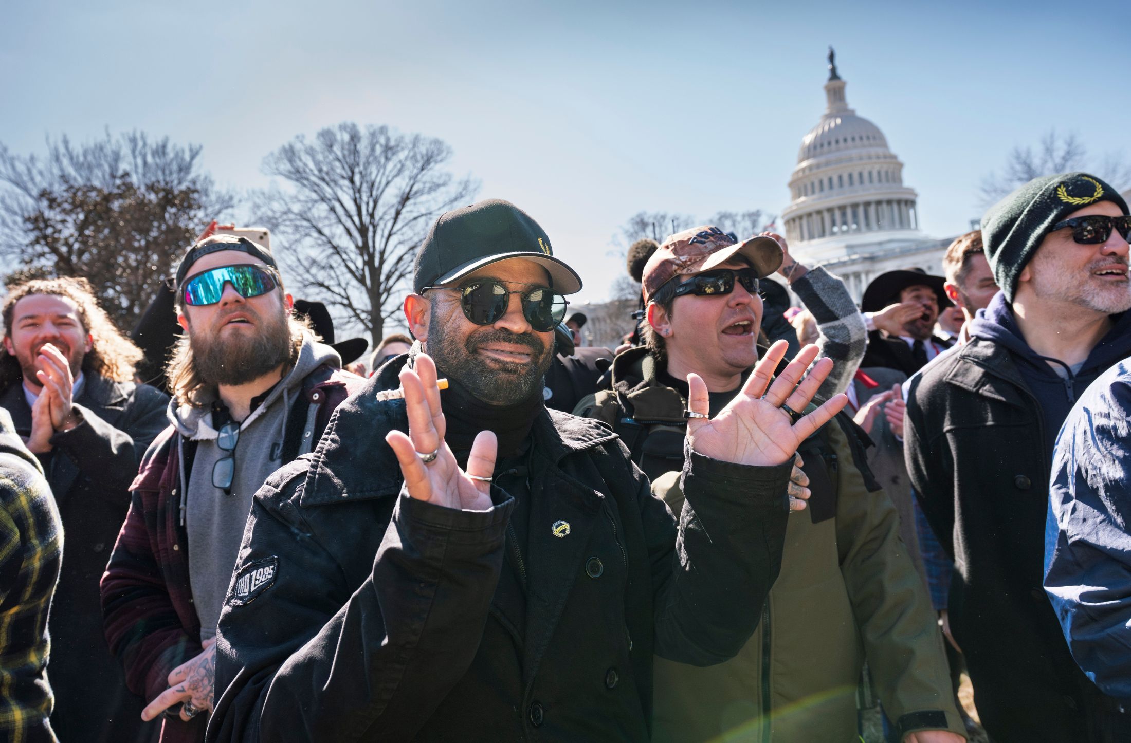 Juez nombrado por Trump cierra caso contra Proud Boys, pero cuestiona la decisión oficial
