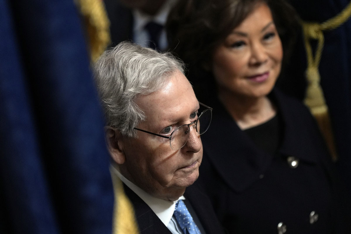 Elaine Chao, esposa de Mitch McConnell, optó por permanecer en China mientras él sigue hospitalizado