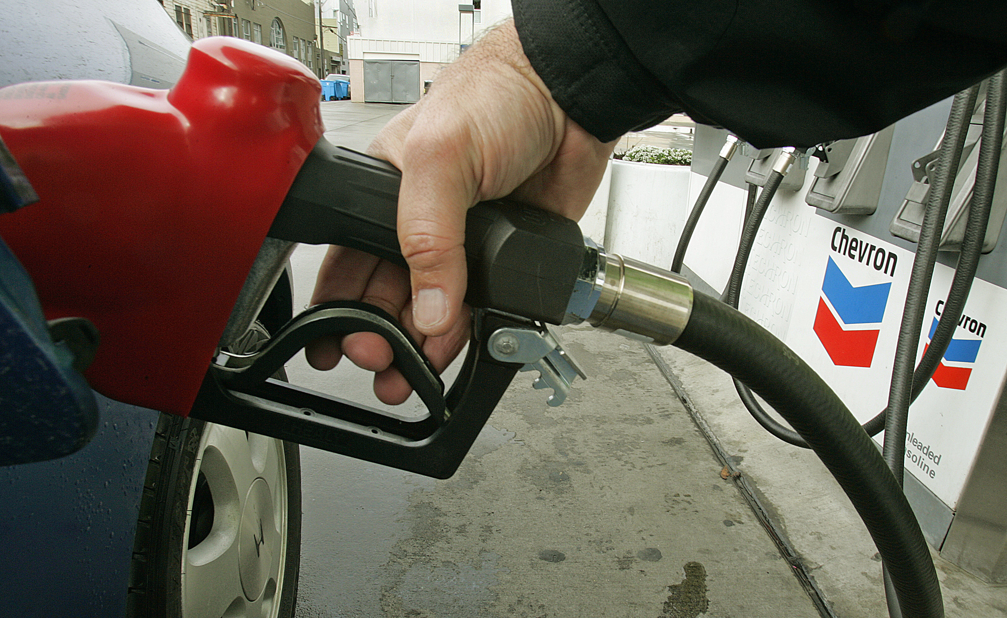California incrementa impuesto estatal a la gasolina