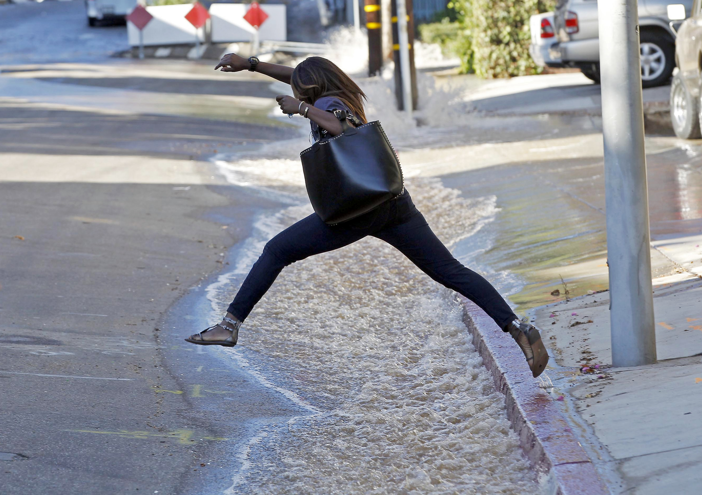 Fuga de agua en West Hollywood causa inundación en calles