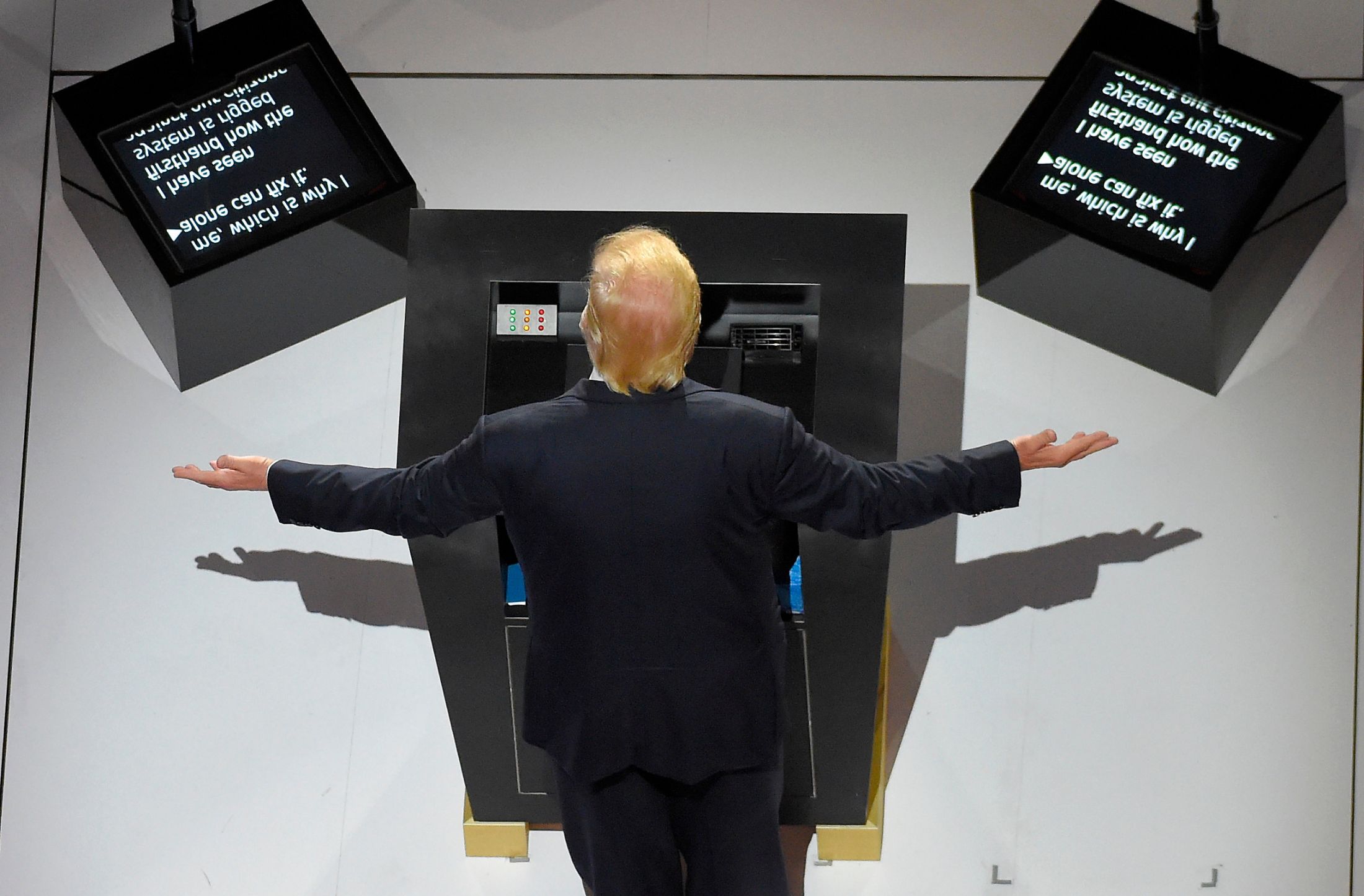 Suspenden a operador del teleprompter de Trump por apuestas ligadas a sus discursos