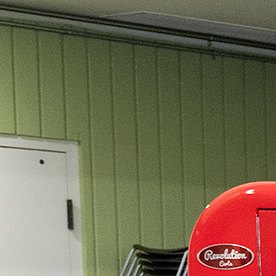 La supervisora Hilda Solís (izq.) entrega los fondos adicionales para carritos de comida para vendedores ambulantes.