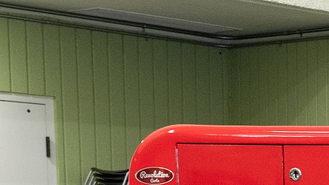 La supervisora Hilda Solís (izq.) entrega los fondos adicionales para carritos de comida para vendedores ambulantes.