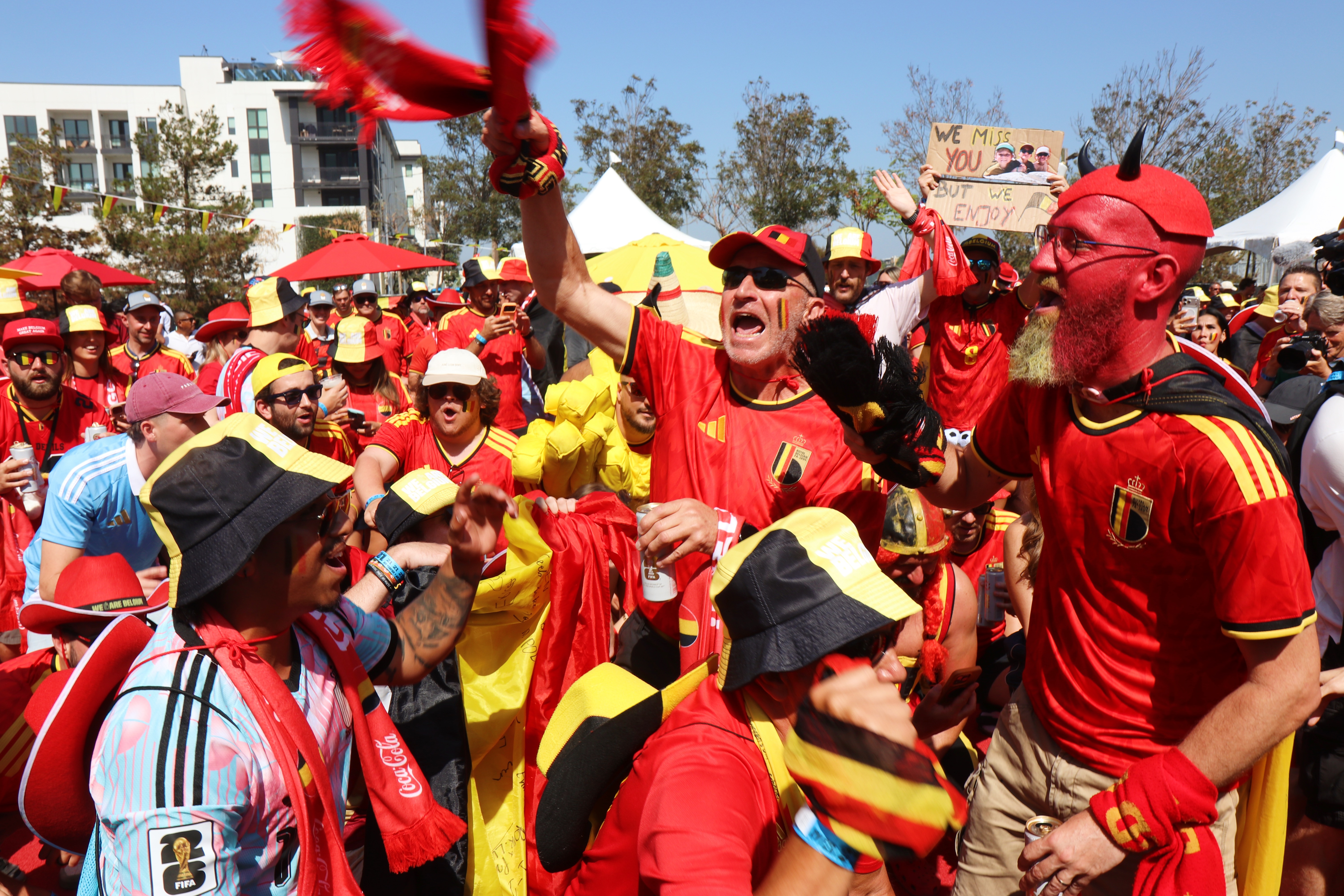 Miles de aficionados belgas celebran la fiebre mundialista en Los Ángeles, pese a quedar eliminados