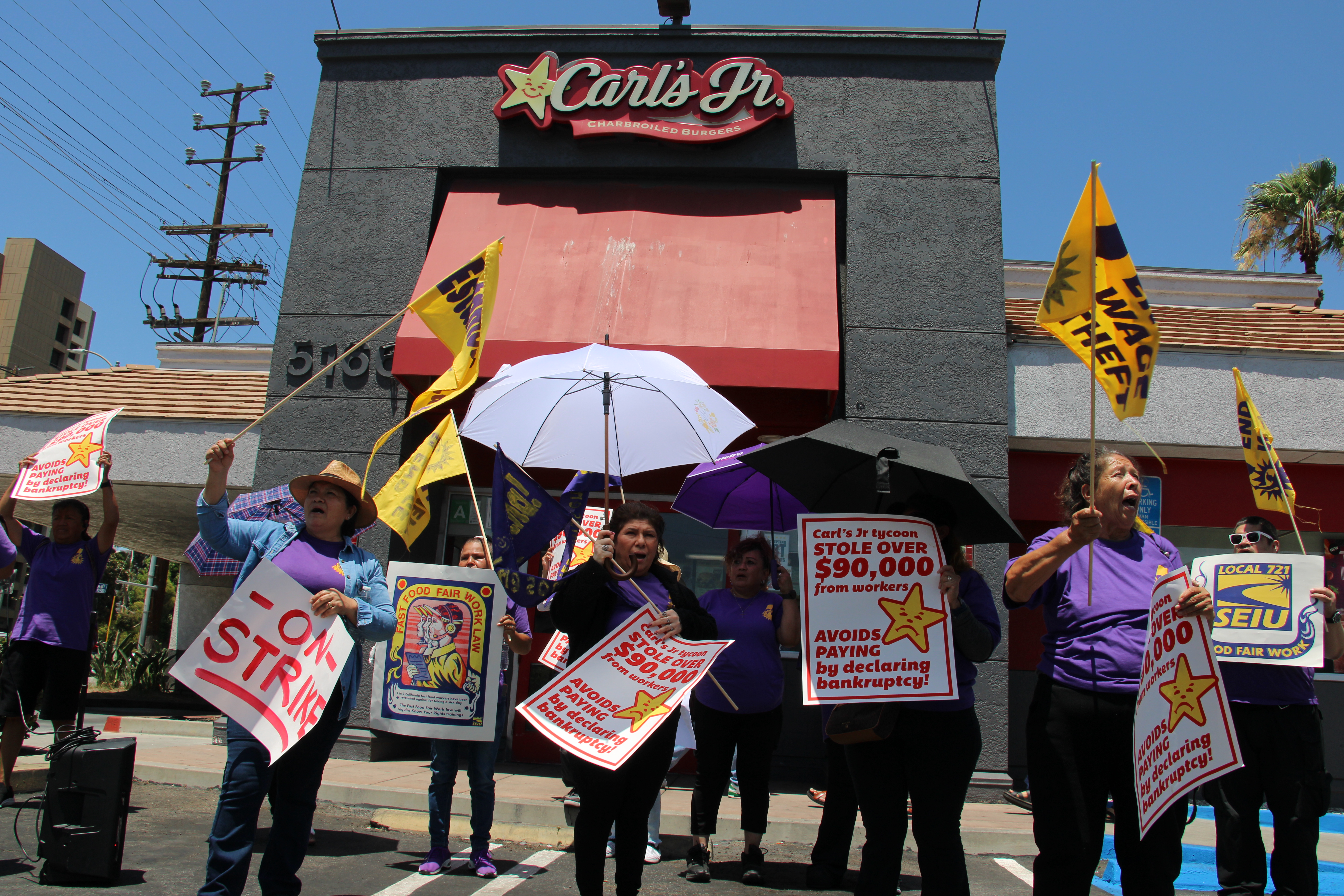 Trabajadores de Carl’s Jr. en Los Ángeles denuncian más de $110,000 en robo de salarios