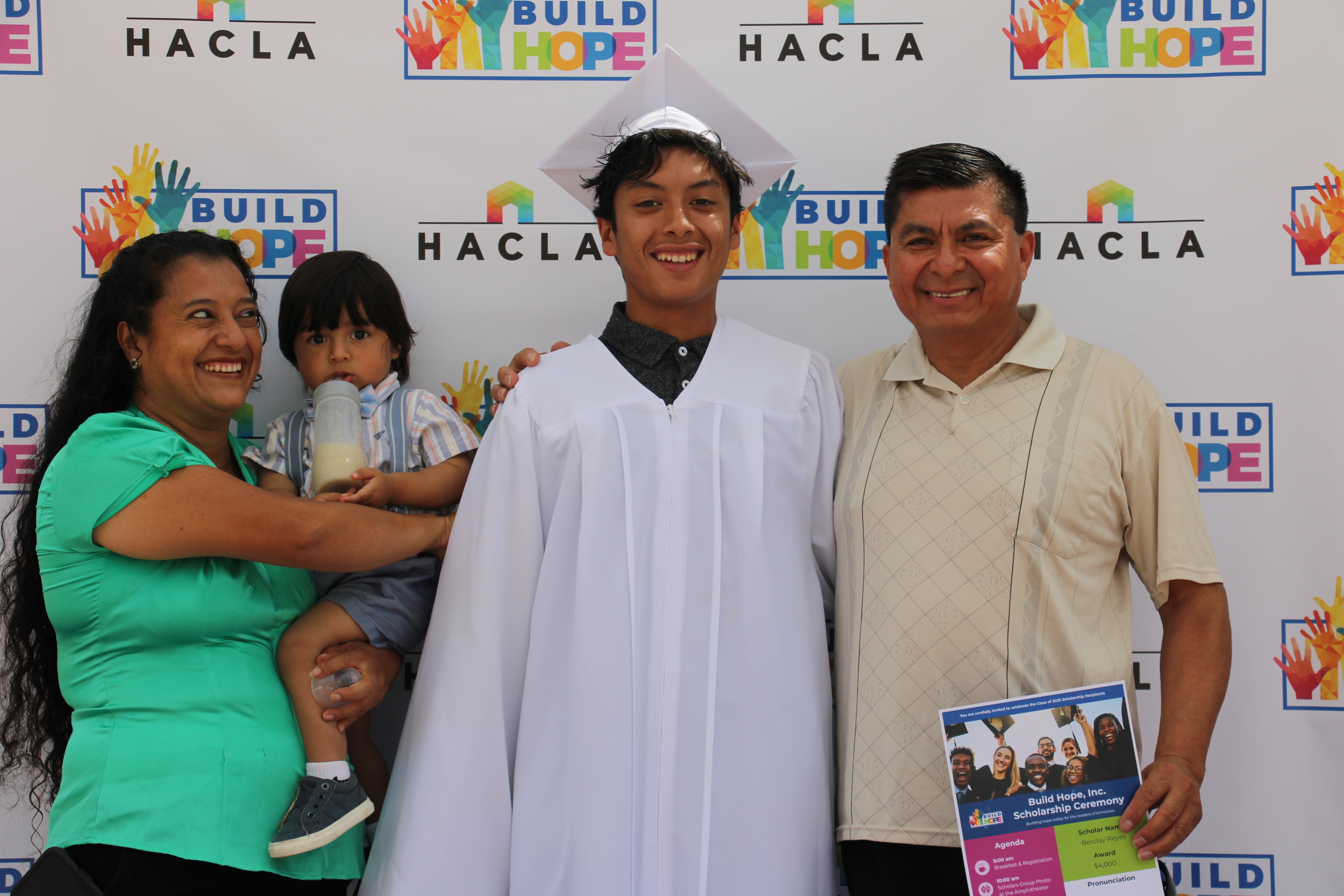 Becas para estudiantes de L.A. que construyen esperanza