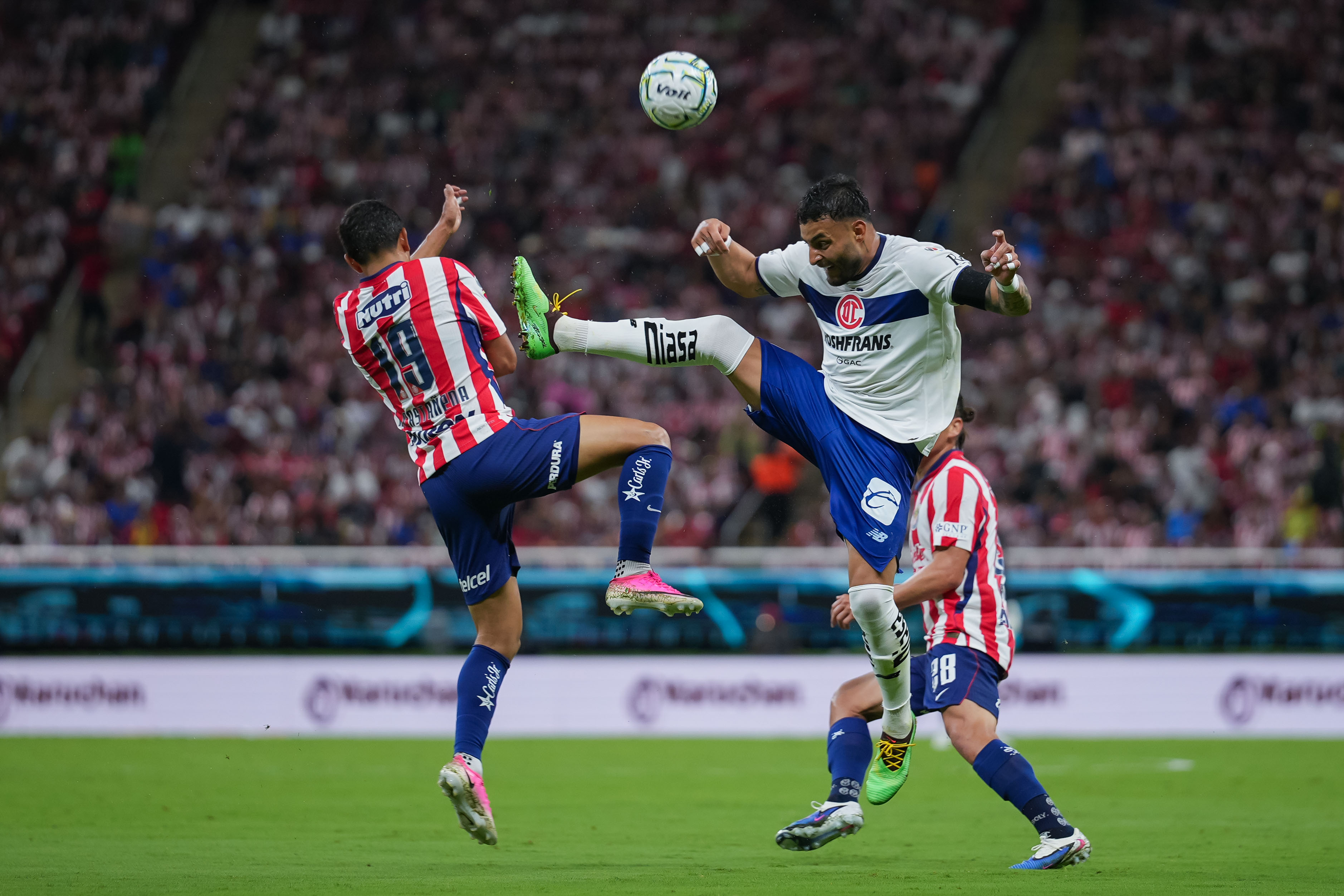 La noche de pesadilla de Chivas: El polémico penal de Alexis Vega y la roja que arruinó el debut de Milito