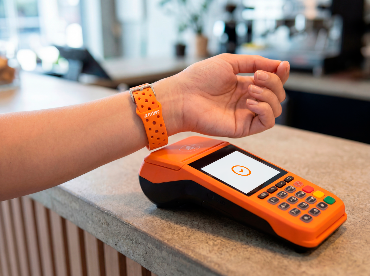 Adiós al teléfono para pagar: así son los nuevos wearables de Inter